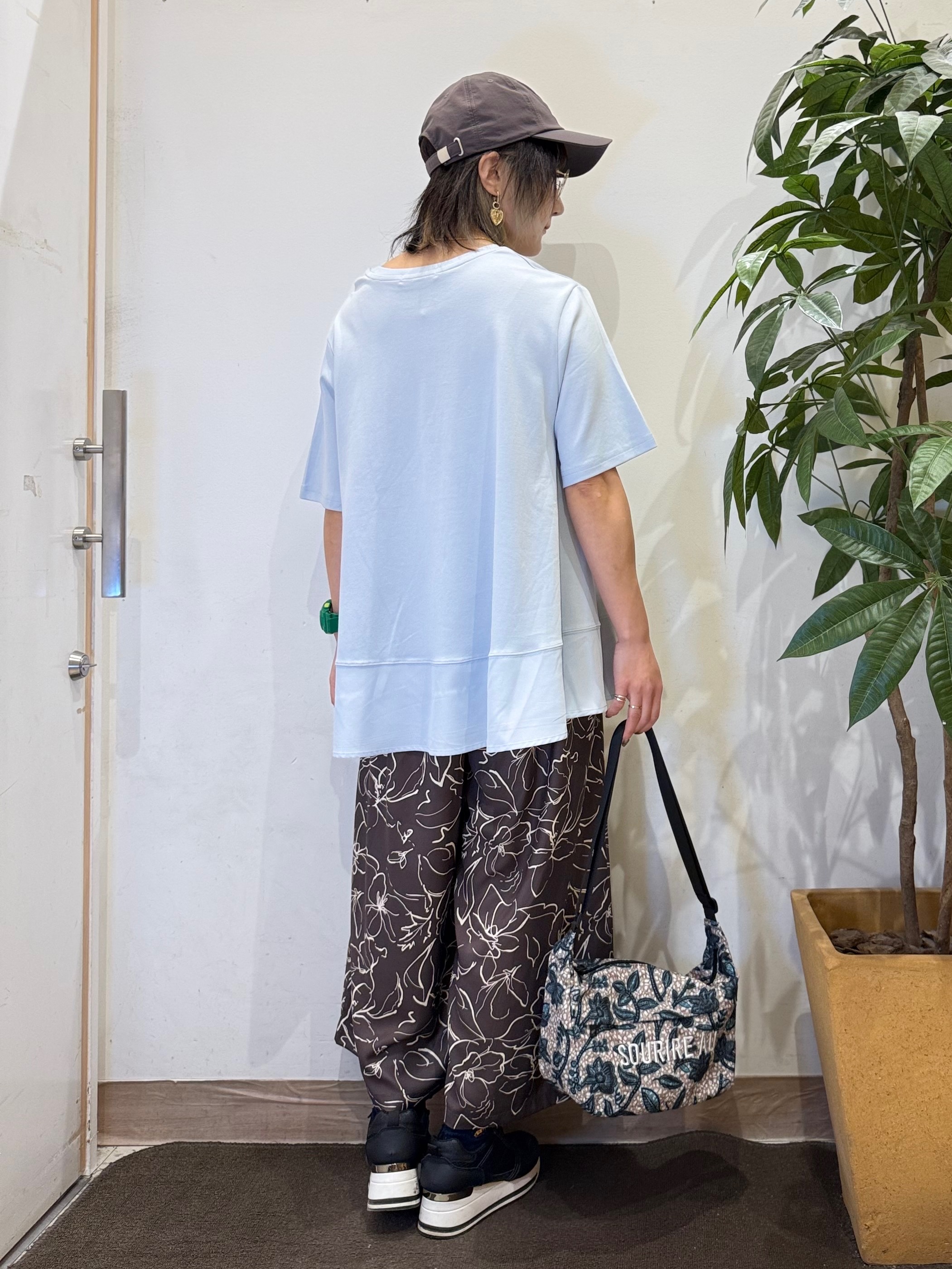 misakiさんの「SHOO･LA･RUE｜【ひんやり/UV/抗菌防臭】体型カバーも叶う 裾切り替えAライントップス」を使ったコーディネート