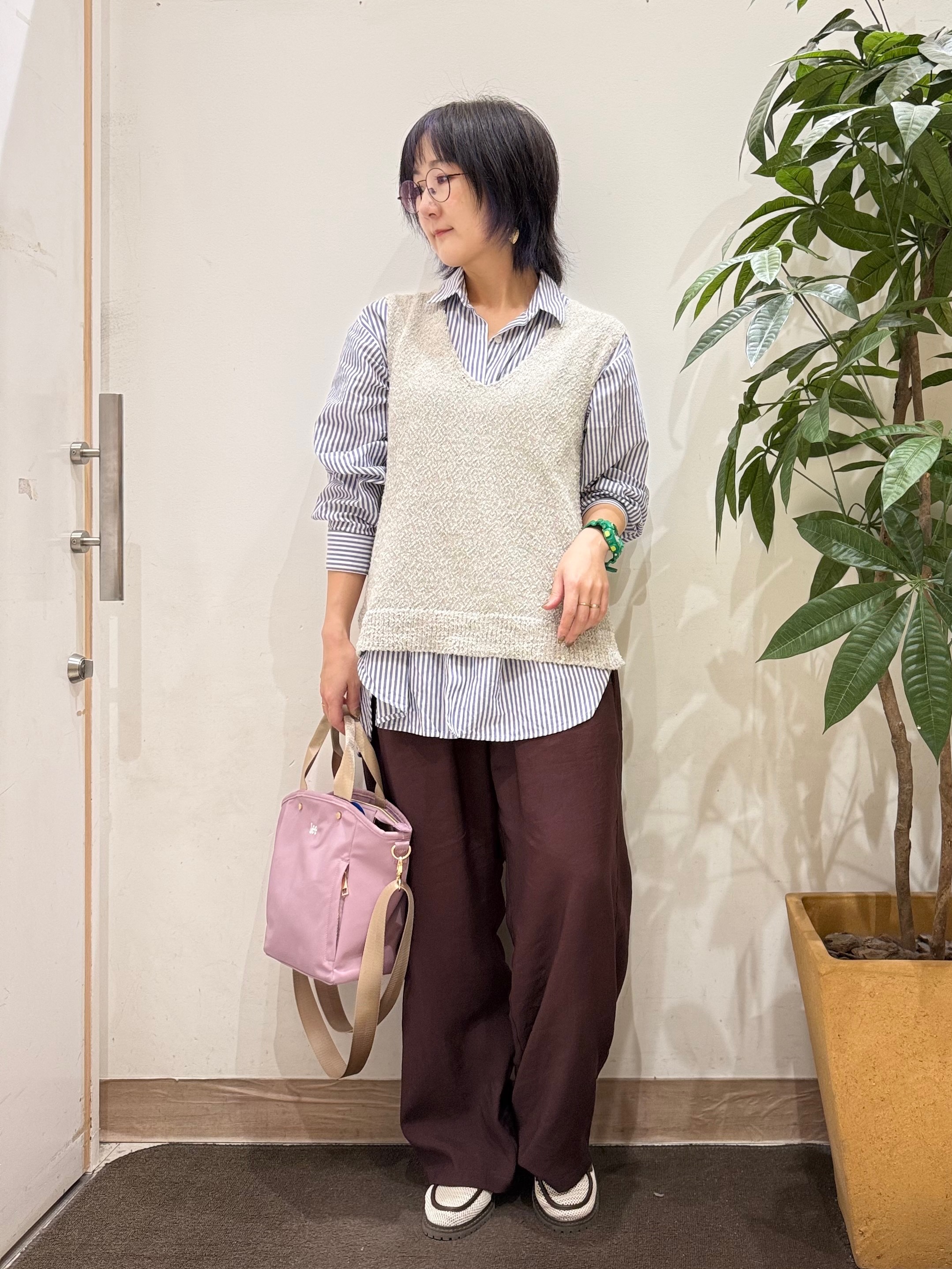 misakiさんの「SHOO･LA･RUE｜【2点セット/S-LL】ニットベスト＆ロゴTシャツSET」を使ったコーディネート