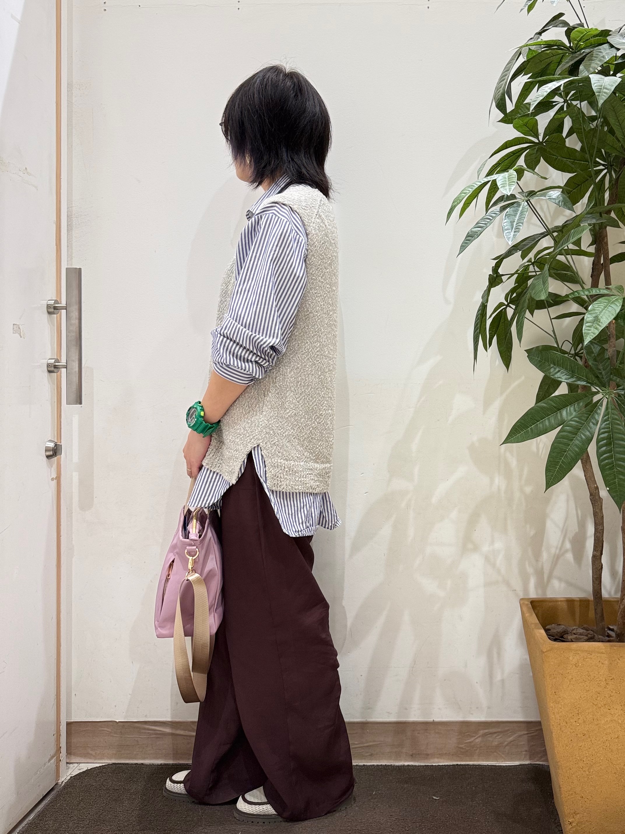 misakiさんの「SHOO･LA･RUE｜【2点セット/S-LL】ニットベスト＆ロゴTシャツSET」を使ったコーディネート