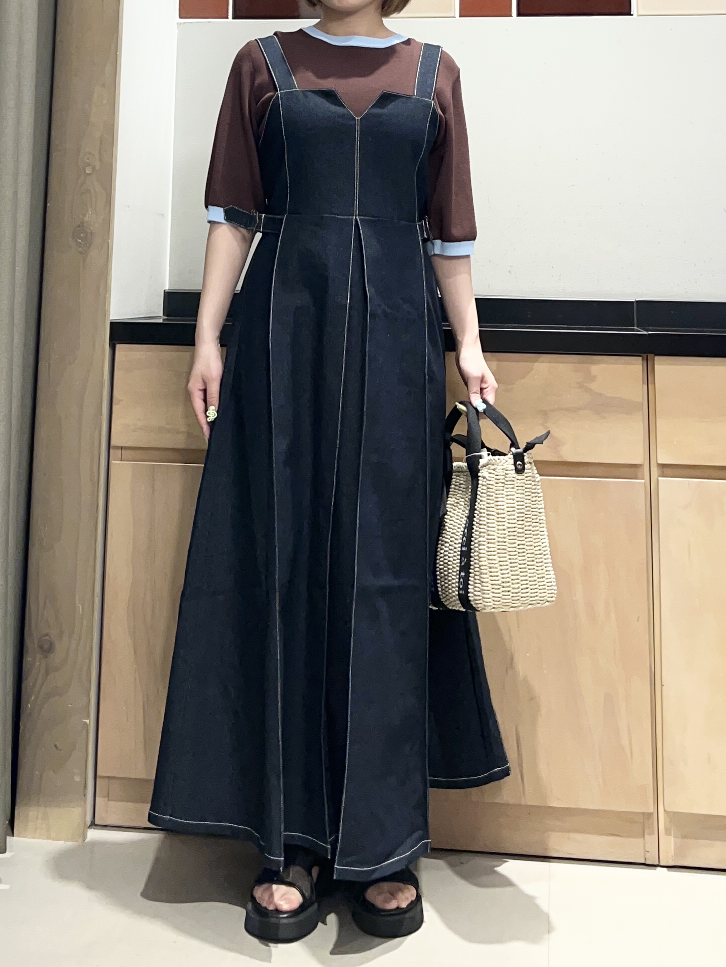 かのさんの「THE SHOP TK｜シーズンレスで着られる デニムステッチジャンスカ」を使ったコーディネート