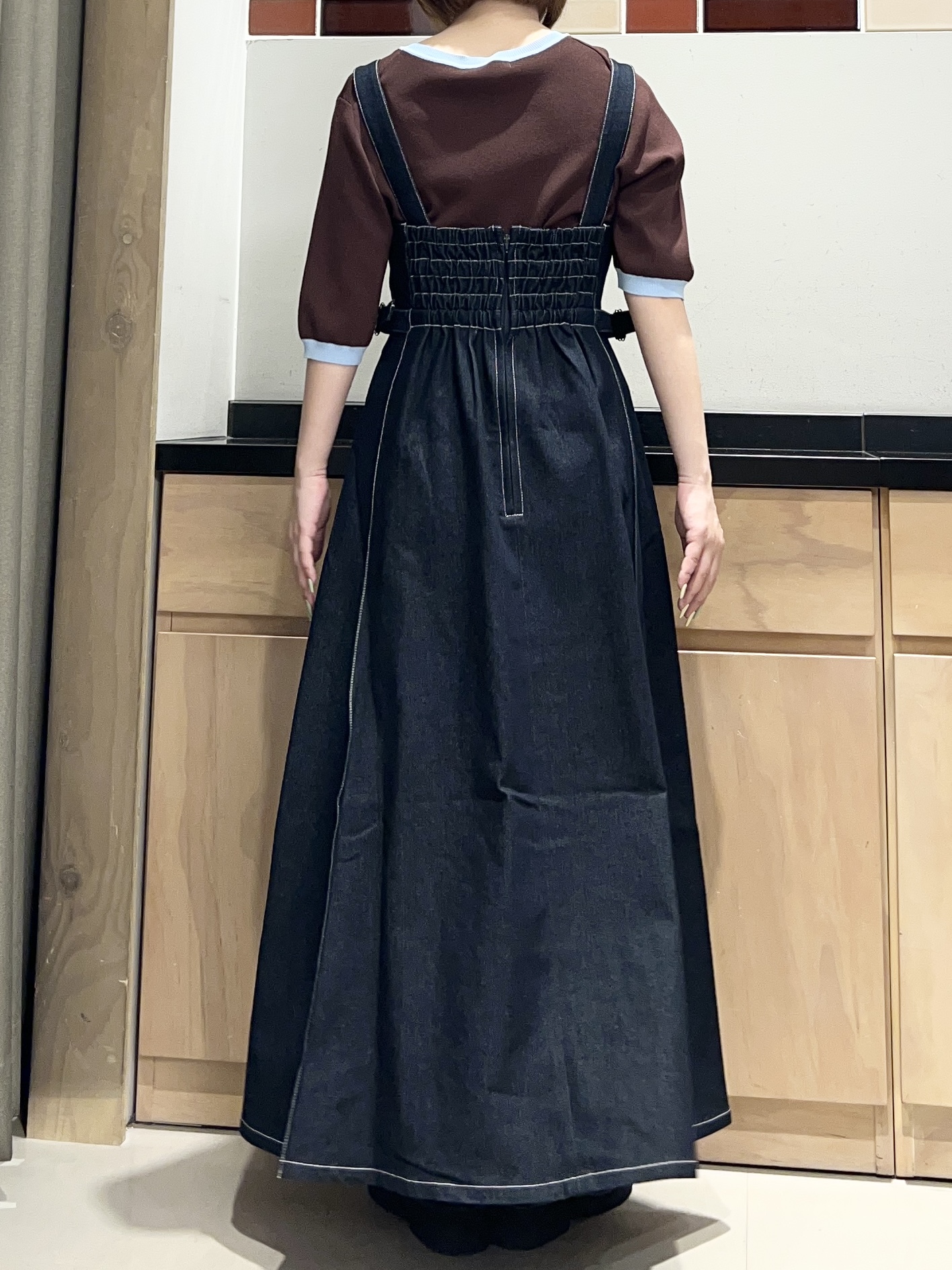 かのさんの「THE SHOP TK｜シーズンレスで着られる デニムステッチジャンスカ」を使ったコーディネート