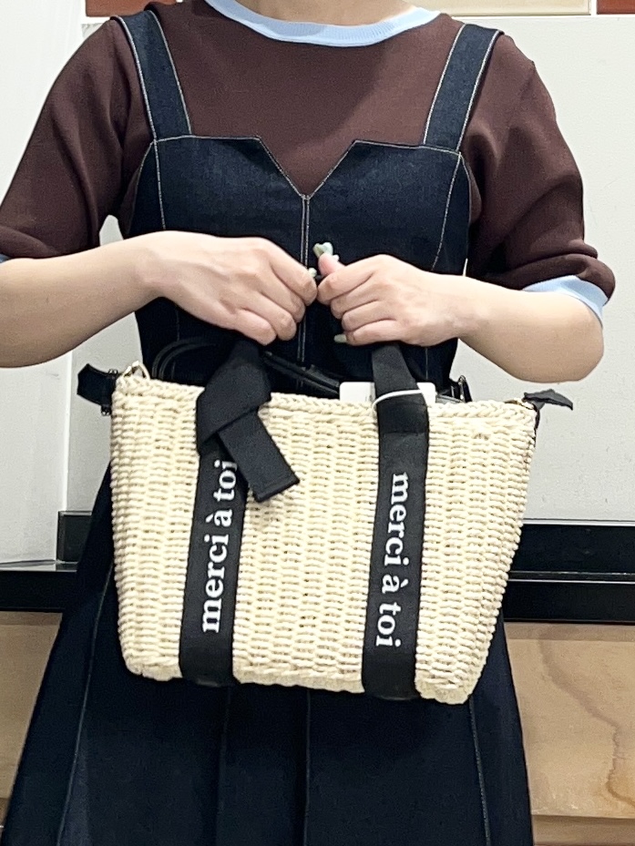 かのさんの「THE SHOP TK｜シーズンレスで着られる デニムステッチジャンスカ」を使ったコーディネート