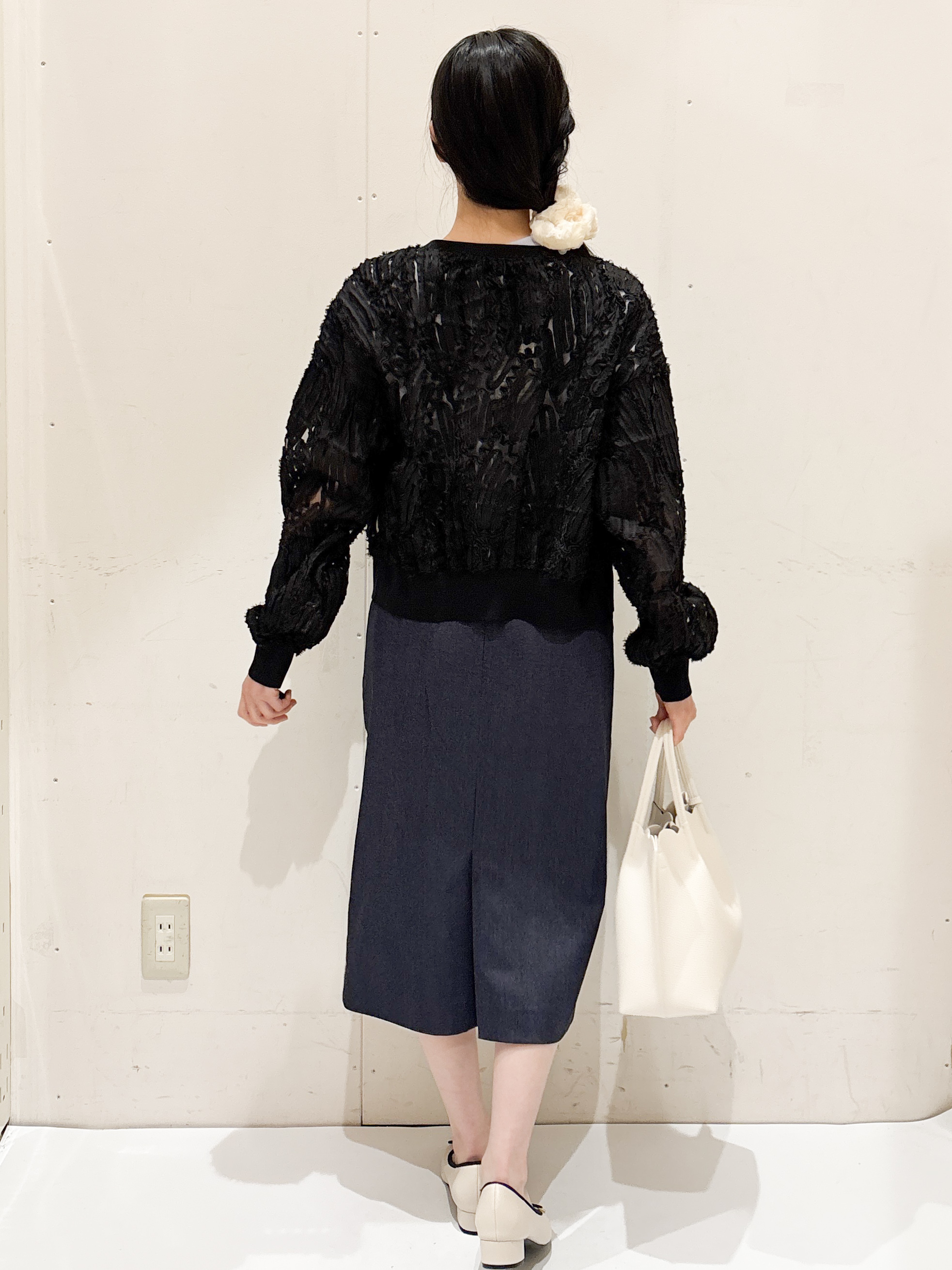 Hinaさんの「OPAQUE.CLIP｜シアー幾何刺繍カーディガン【洗濯機OK】」を使ったコーディネート