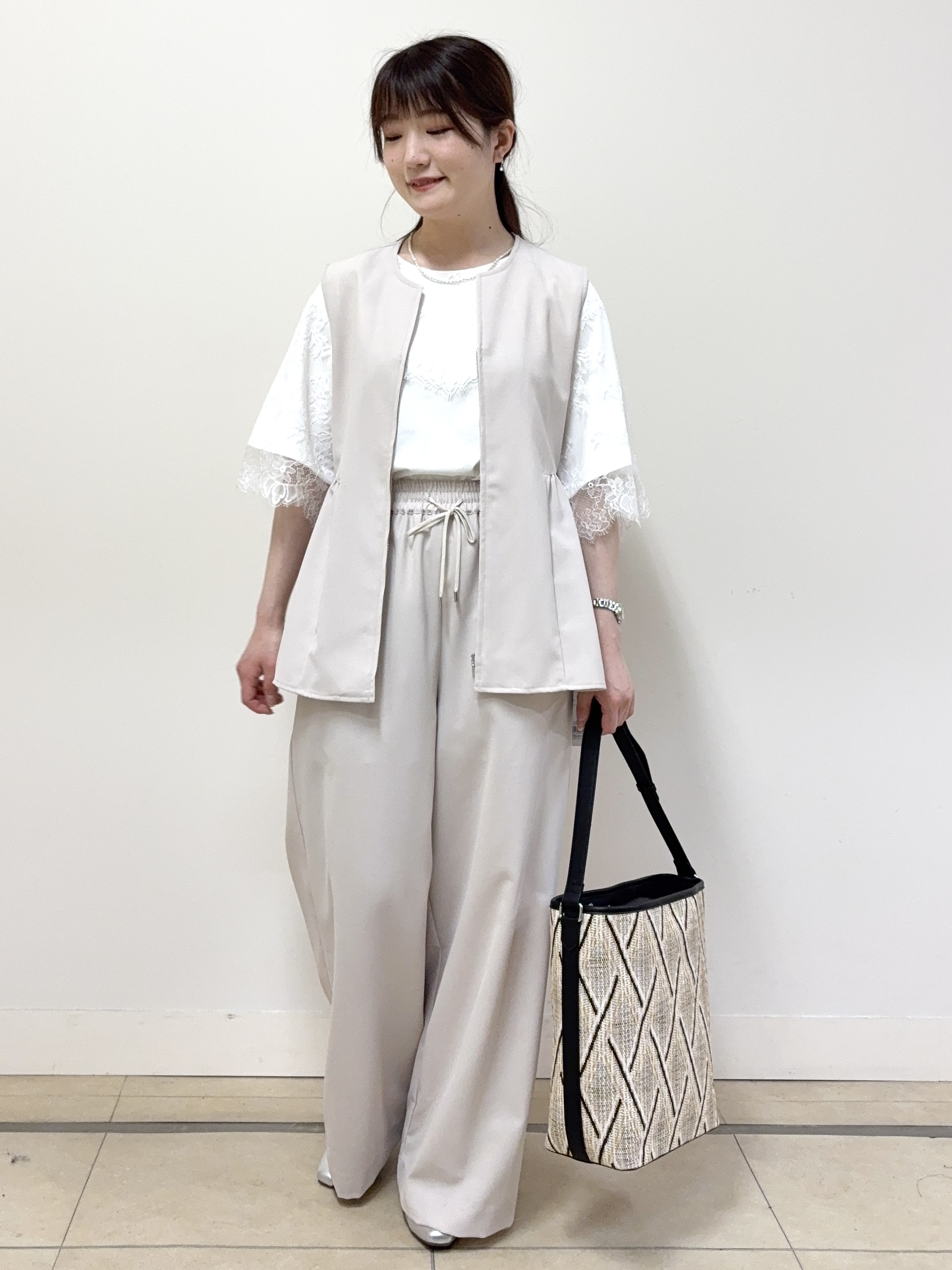 mikiさんの「Reflect｜【単品使い◎】ペプラムベスト＋リラクシーパンツセット」を使ったコーディネート