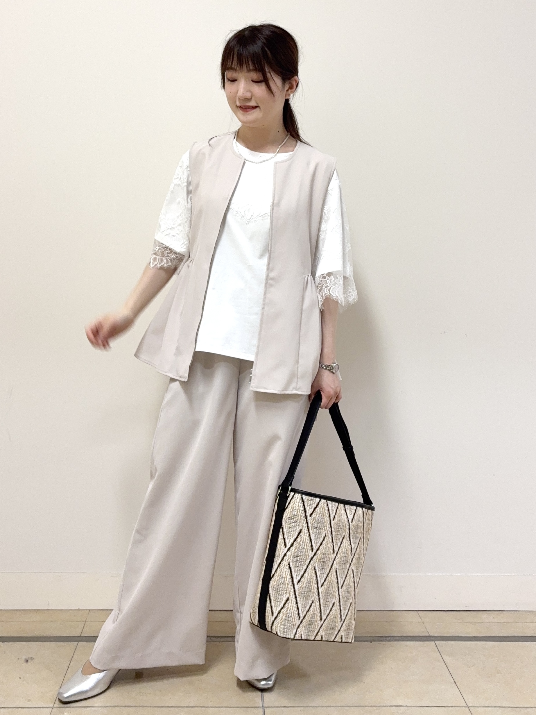 mikiさんの「Reflect｜【単品使い◎】ペプラムベスト＋リラクシーパンツセット」を使ったコーディネート