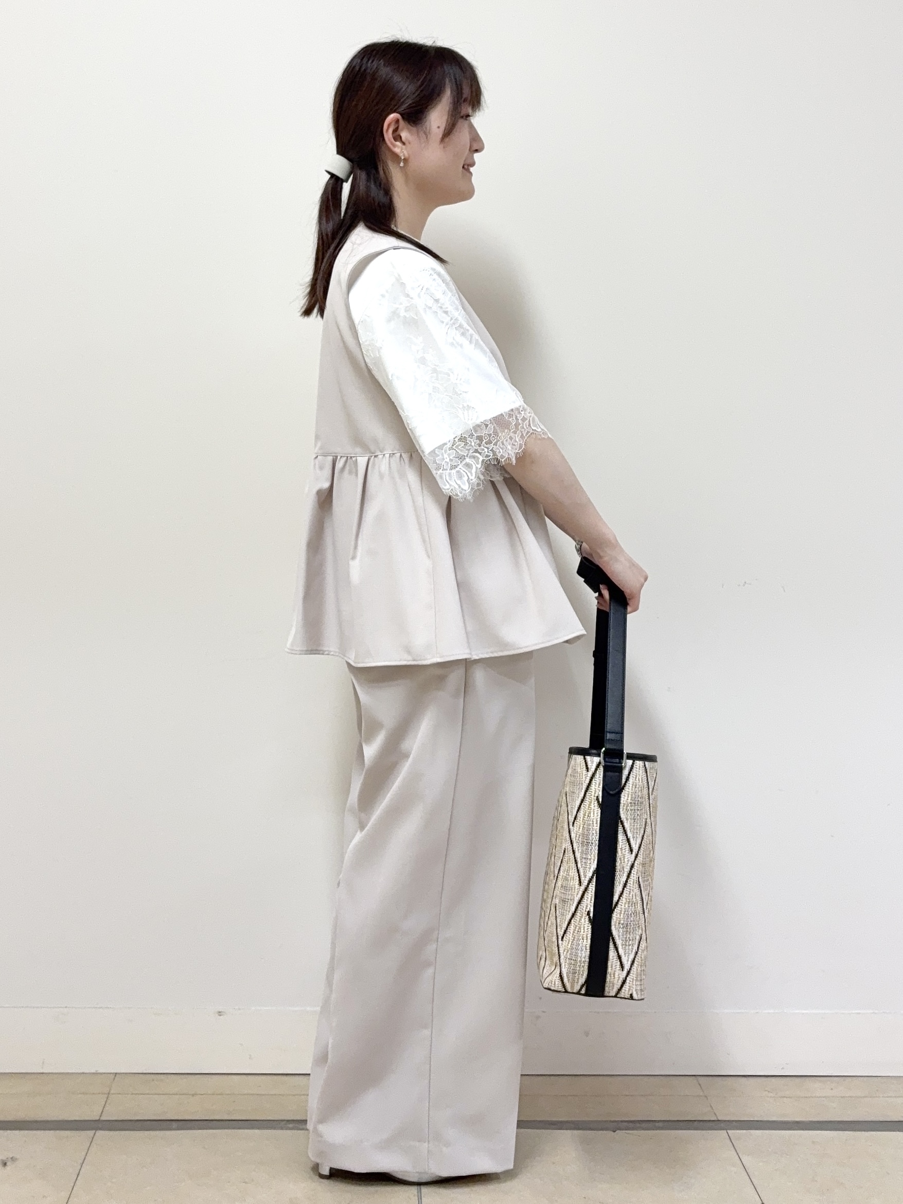 mikiさんの「Reflect｜【単品使い◎】ペプラムベスト＋リラクシーパンツセット」を使ったコーディネート