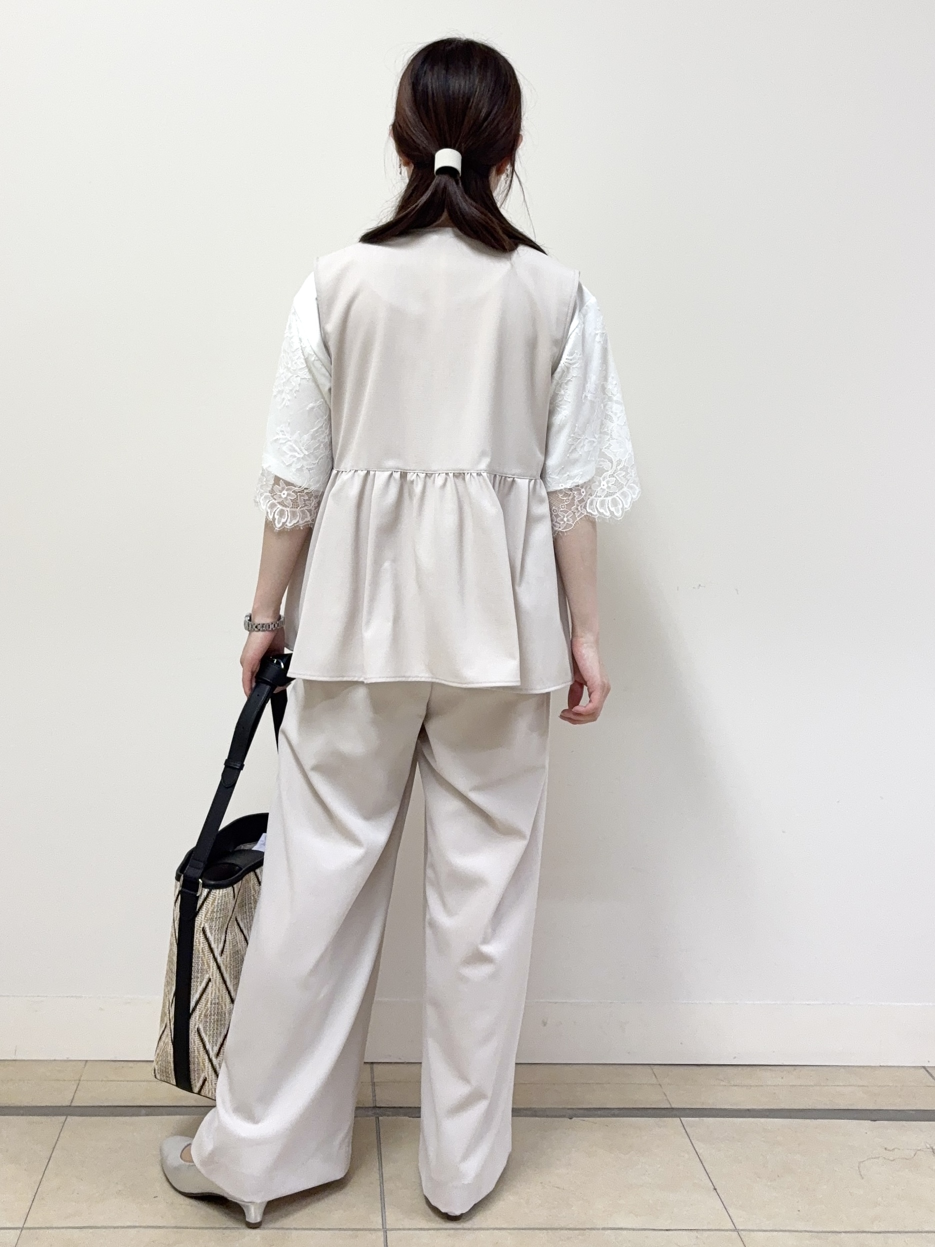 mikiさんの「Reflect｜【単品使い◎】ペプラムベスト＋リラクシーパンツセット」を使ったコーディネート