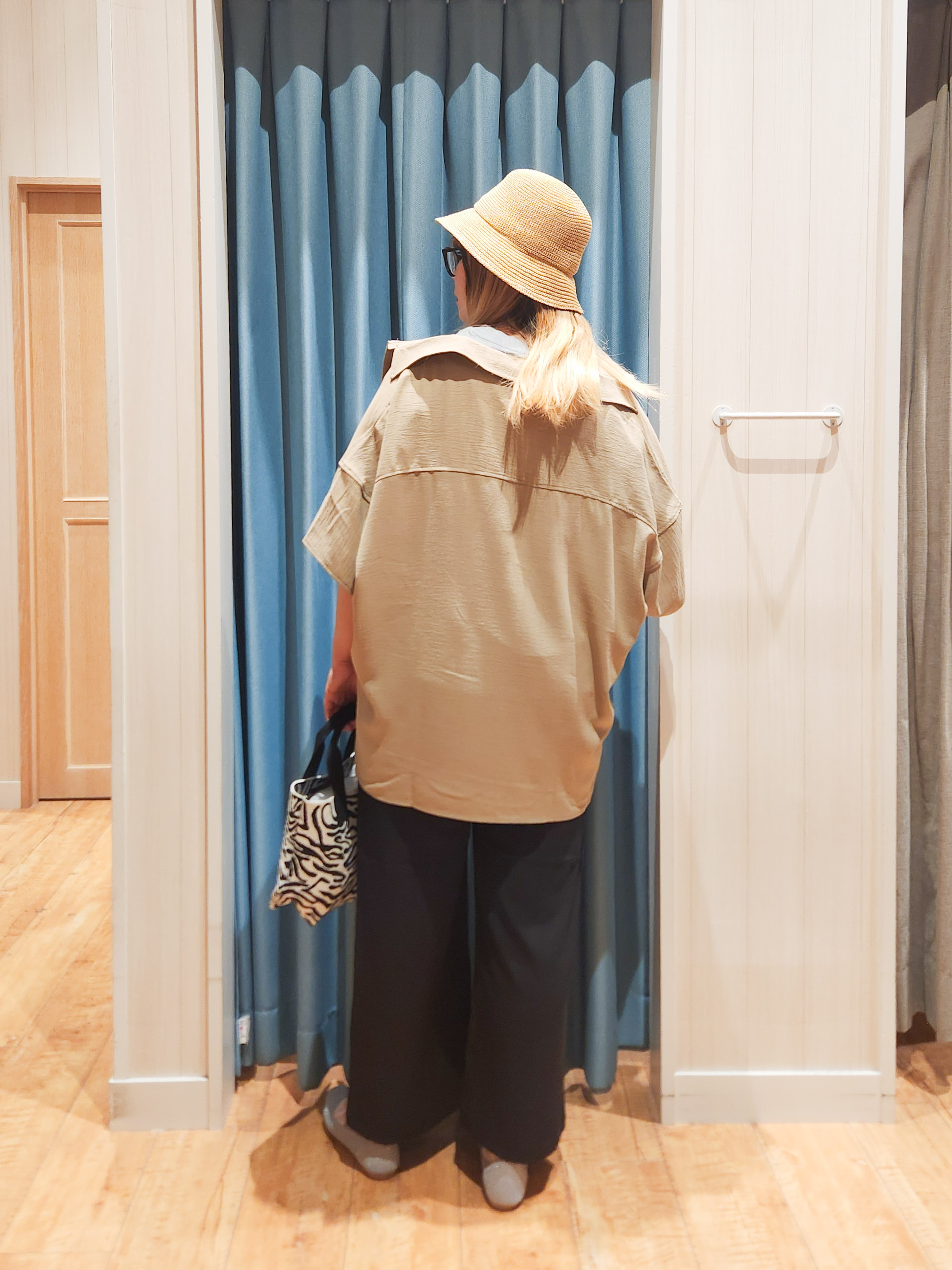 れーやんさんの「SHOO･LA･RUE｜【高レビュー/洗濯後しわになりにくい/体型カバー】きちんとゆるっと 大人の抜け感 ポンチョ風カラーシ」を使ったコーディネート
