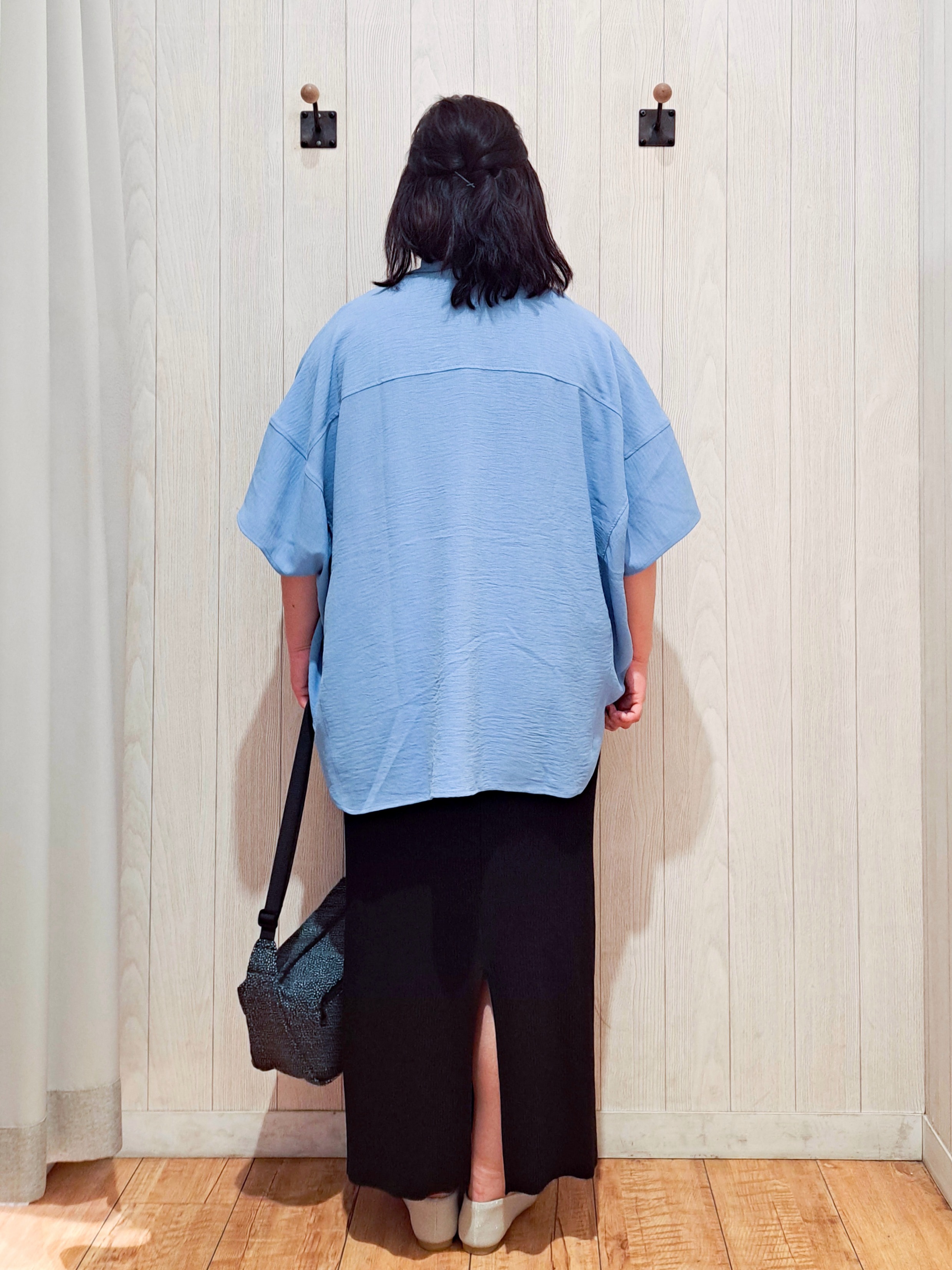 kotomiさんの「SHOO･LA･RUE｜【高レビュー/洗濯後しわになりにくい/体型カバー】きちんとゆるっと 大人の抜け感 ポンチョ風カラーシ」を使ったコーディネート