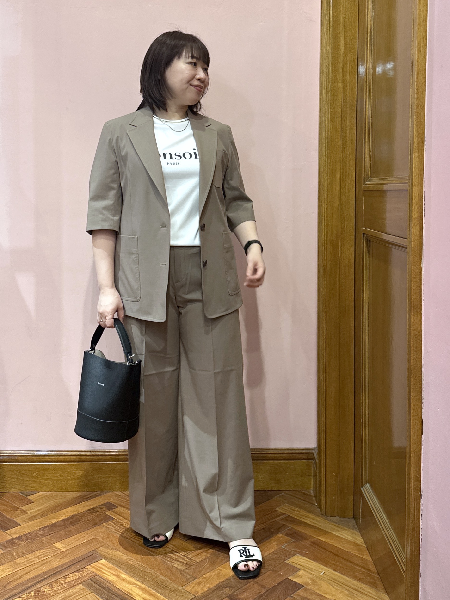 komatsuさんの「DRESSTERIOR｜【接触冷感／抗菌防臭／消臭】アイスクリアコットン Bonsoir ロゴTシャツ」を使ったコーディネート