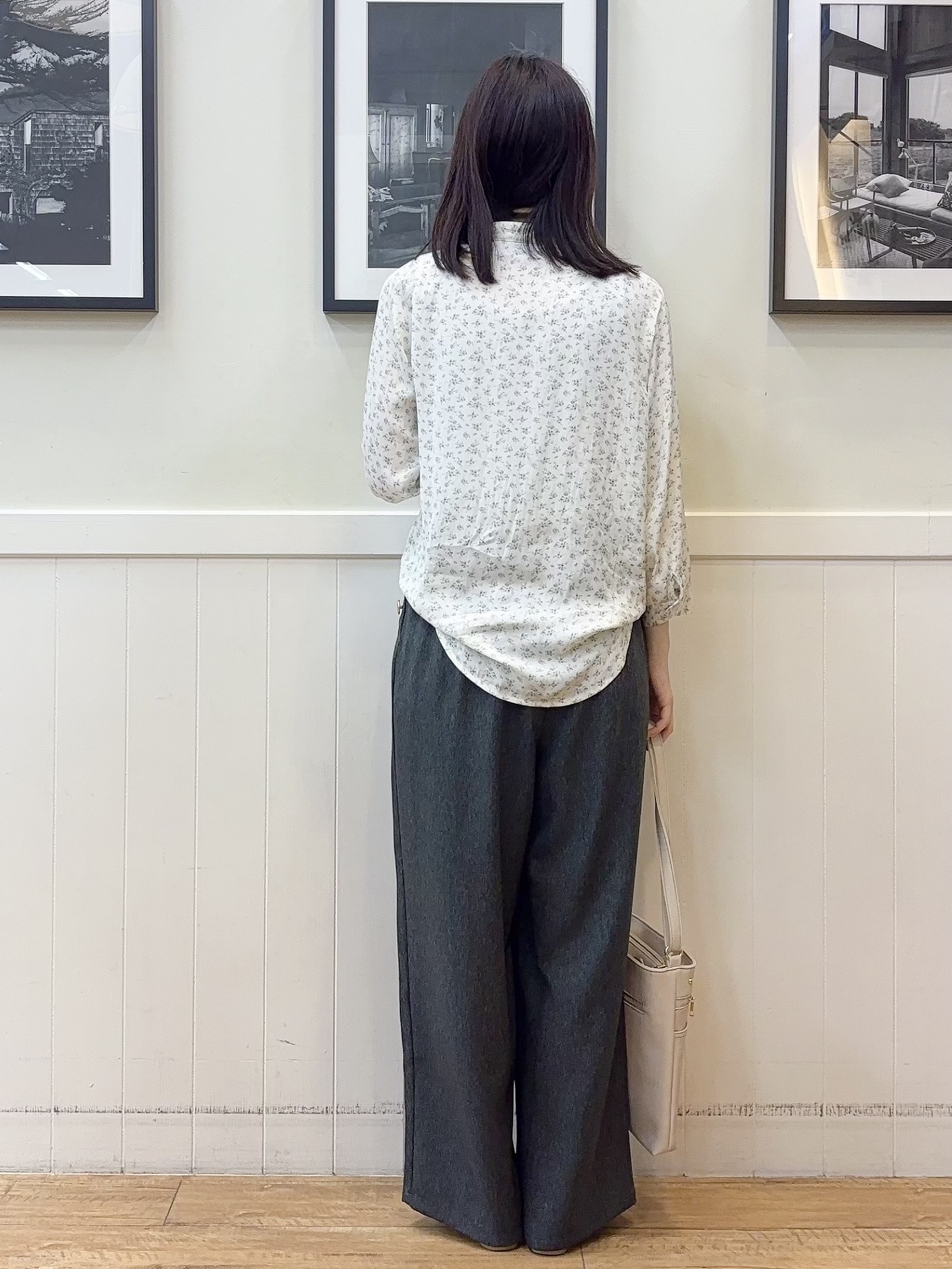 えぬさんの「SHOO･LA･RUE｜【S-LL/7分袖】首元をすっきり魅せる　大人の上品サテンブラウス」を使ったコーディネート