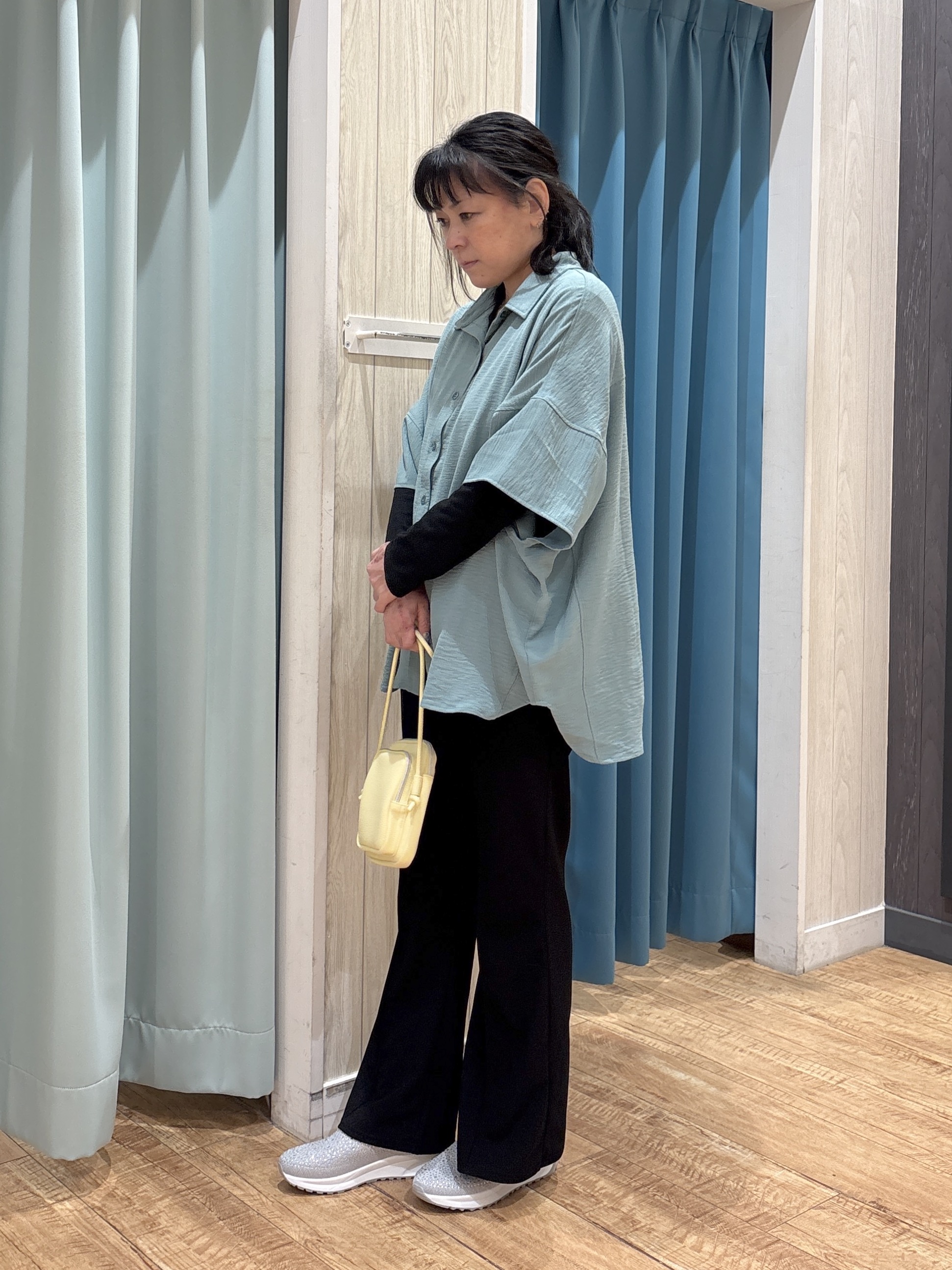 わかさんの「SHOO･LA･RUE｜【高レビュー/洗濯後しわになりにくい/体型カバー】きちんとゆるっと 大人の抜け感 ポンチョ風カラーシ」を使ったコーディネート