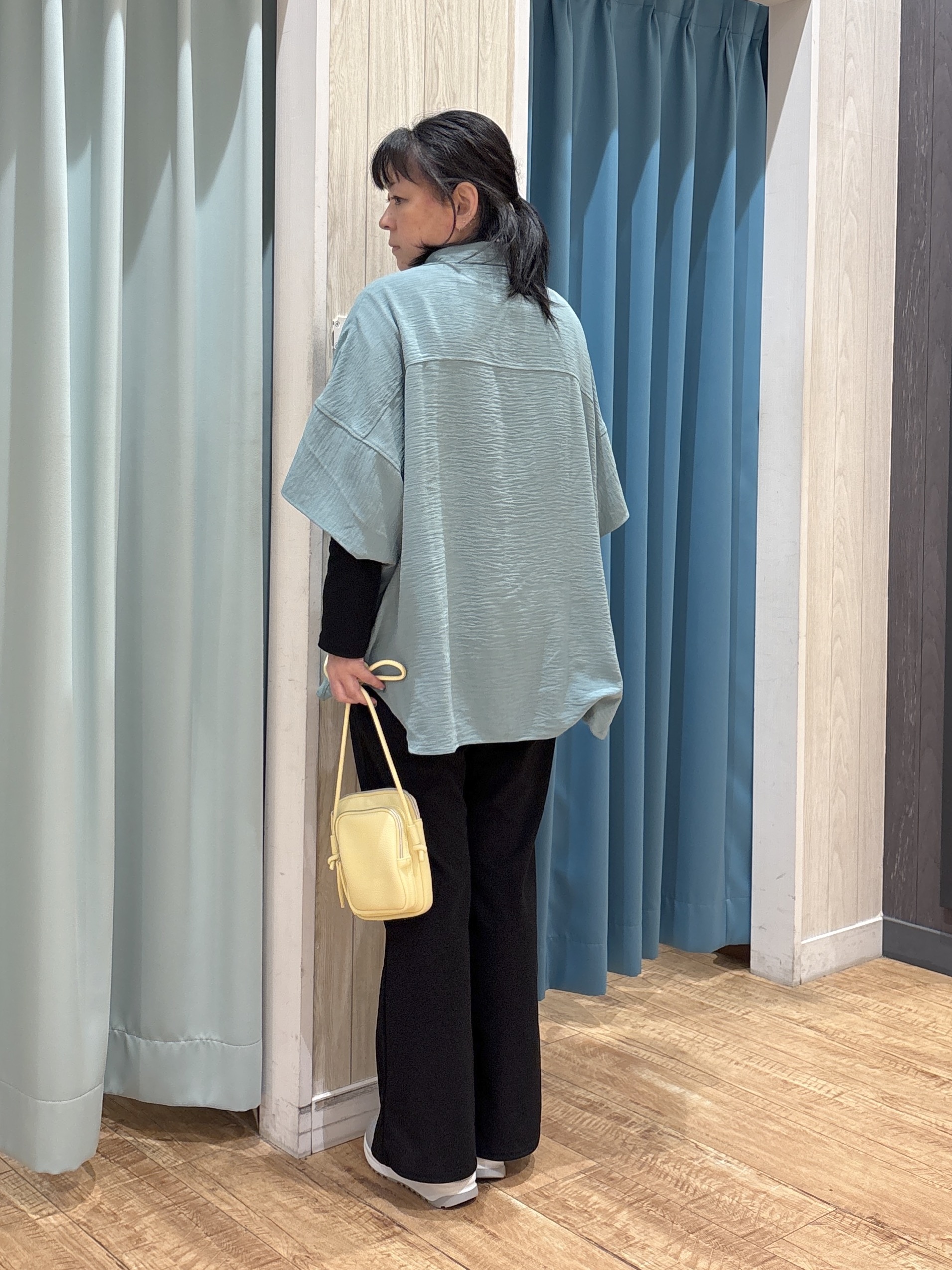 わかさんの「SHOO･LA･RUE｜【高レビュー/洗濯後しわになりにくい/体型カバー】きちんとゆるっと 大人の抜け感 ポンチョ風カラーシ」を使ったコーディネート