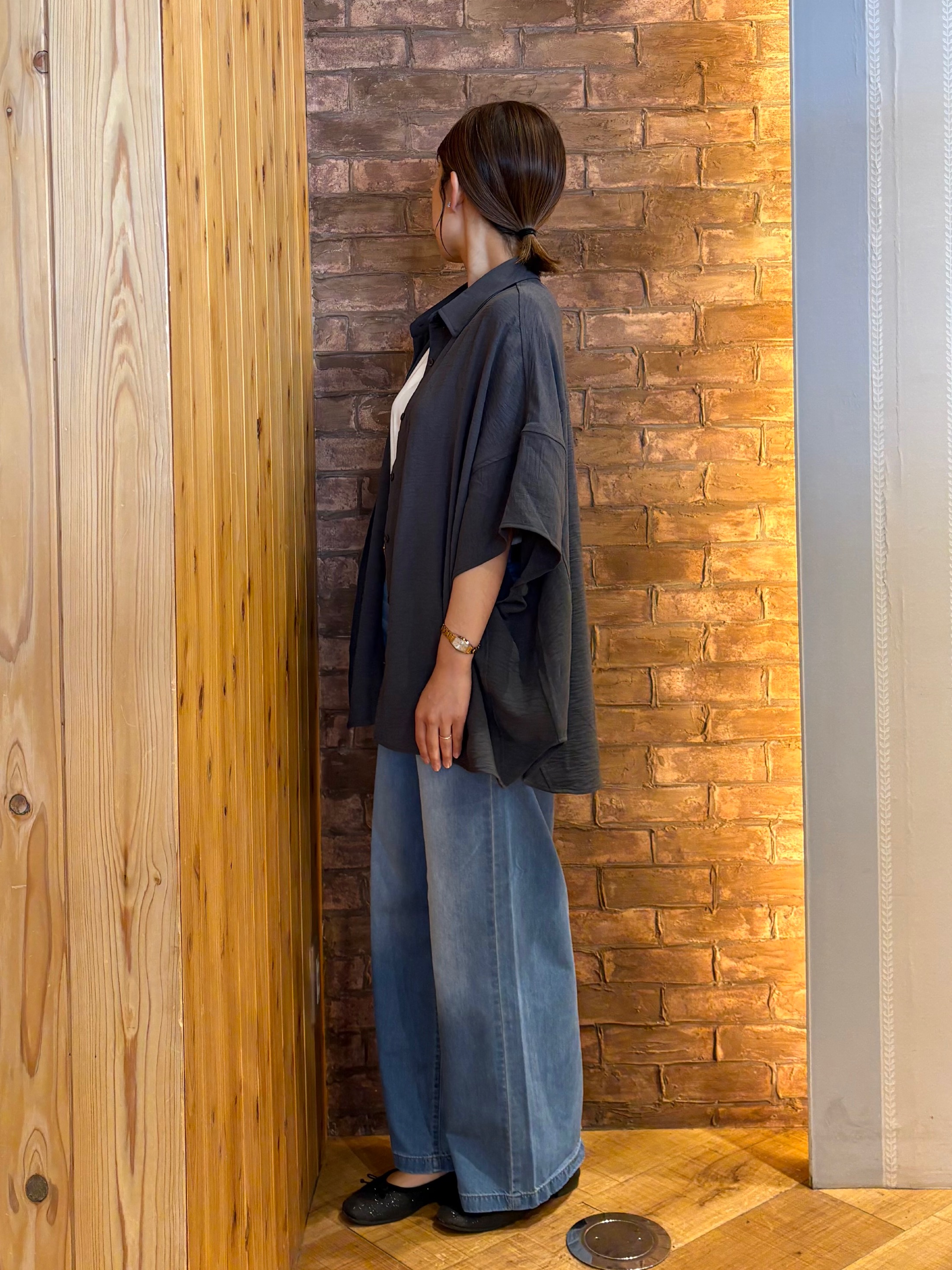 mieさんの「SHOO･LA･RUE｜【高レビュー/洗濯後しわになりにくい/体型カバー】きちんとゆるっと 大人の抜け感 ポンチョ風カラーシ」を使ったコーディネート