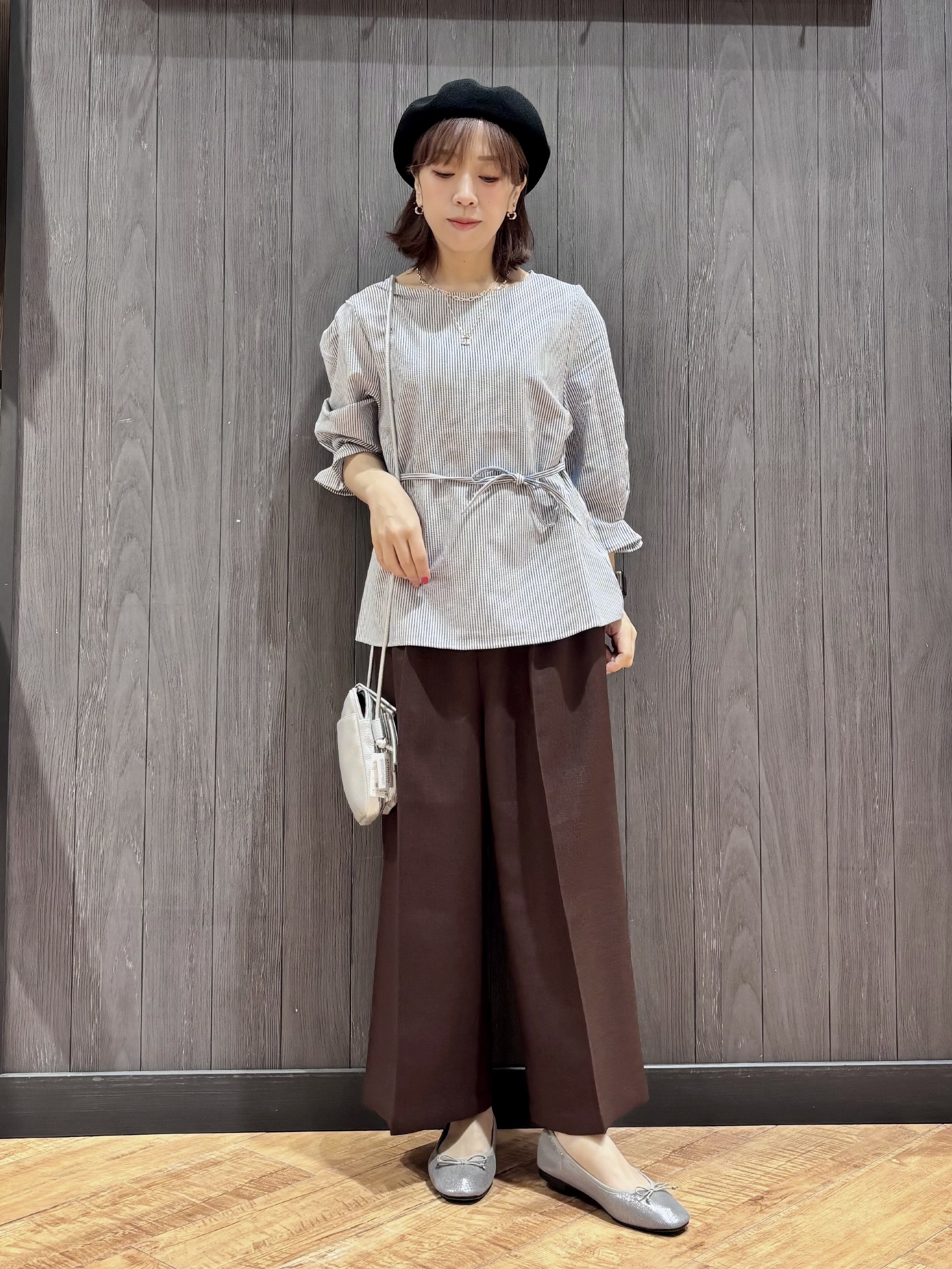 meiさんの「SHOO･LA･RUE｜【洗濯機可/UV/3WAY】シルエットが変えられる ウエストリボンブラウス」を使ったコーディネート