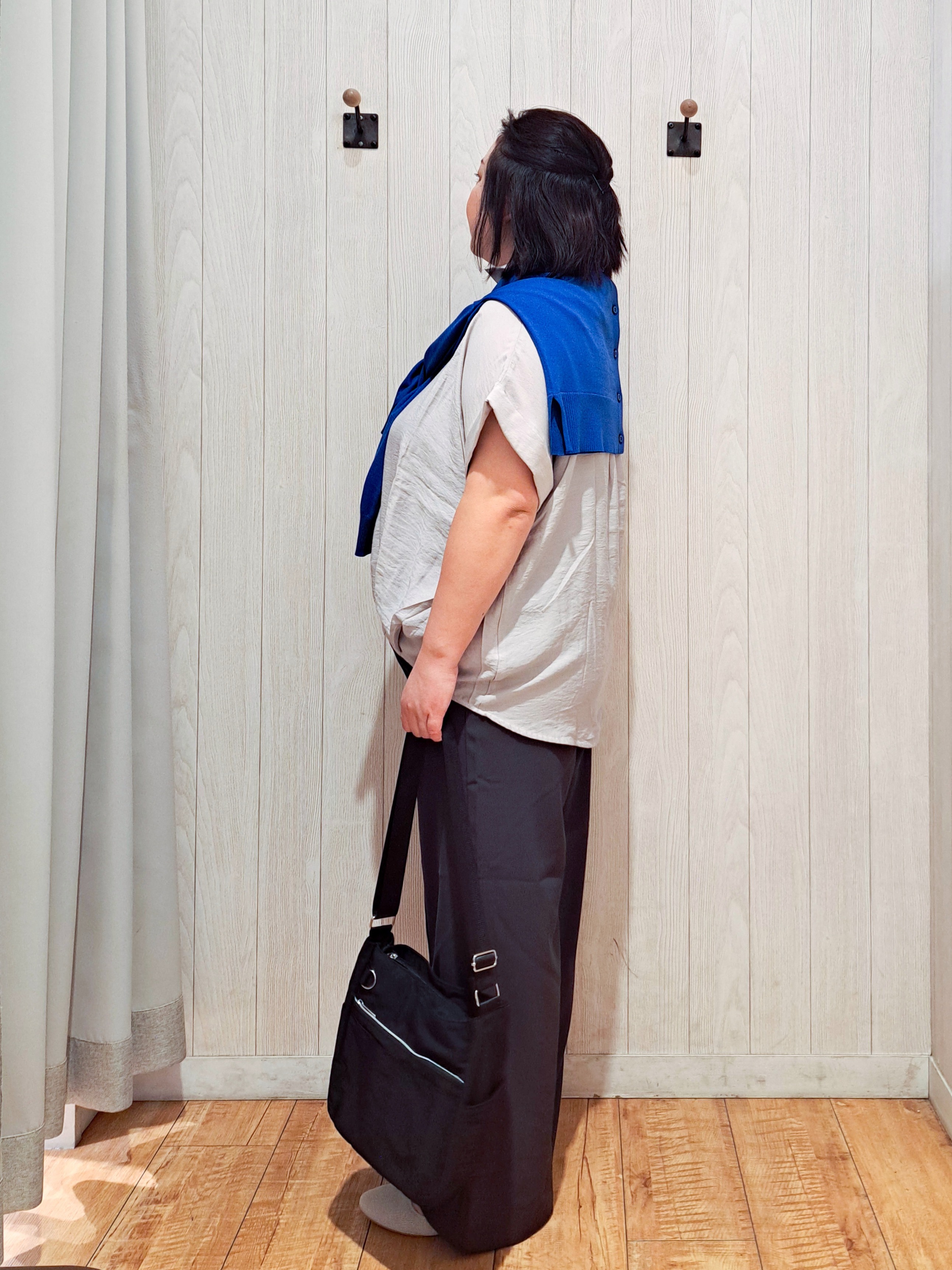 kotomiさんの「SHOO･LA･RUE｜【洗濯機可/ひんやり/UV】さらっとしたタッチが心地よい ショート丈 Vネックカーディガン」を使ったコーディネート