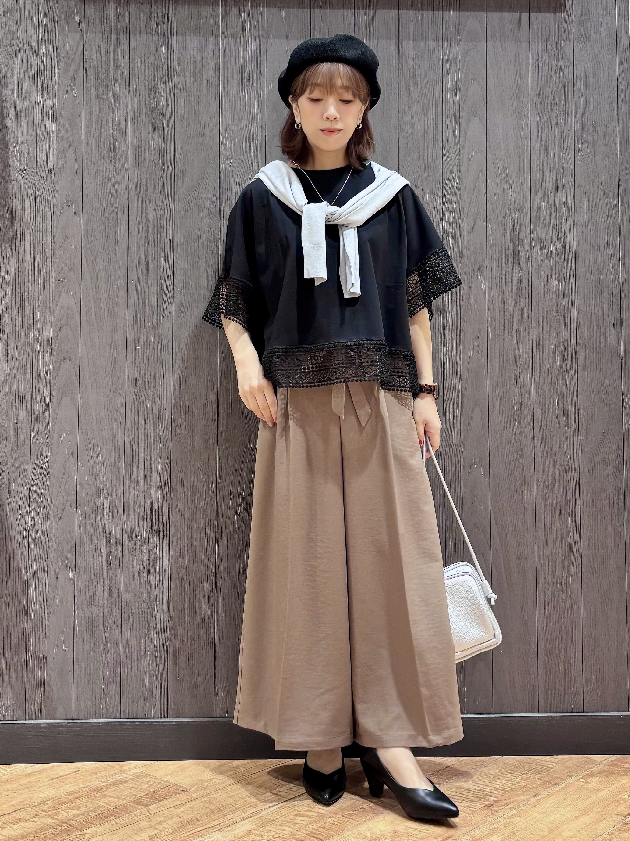 meiさんの「SHOO･LA･RUE｜【洗濯機可/ひんやり/体型カバー/S-LL】レース使いがポイント デザインTシャツ」を使ったコーディネート