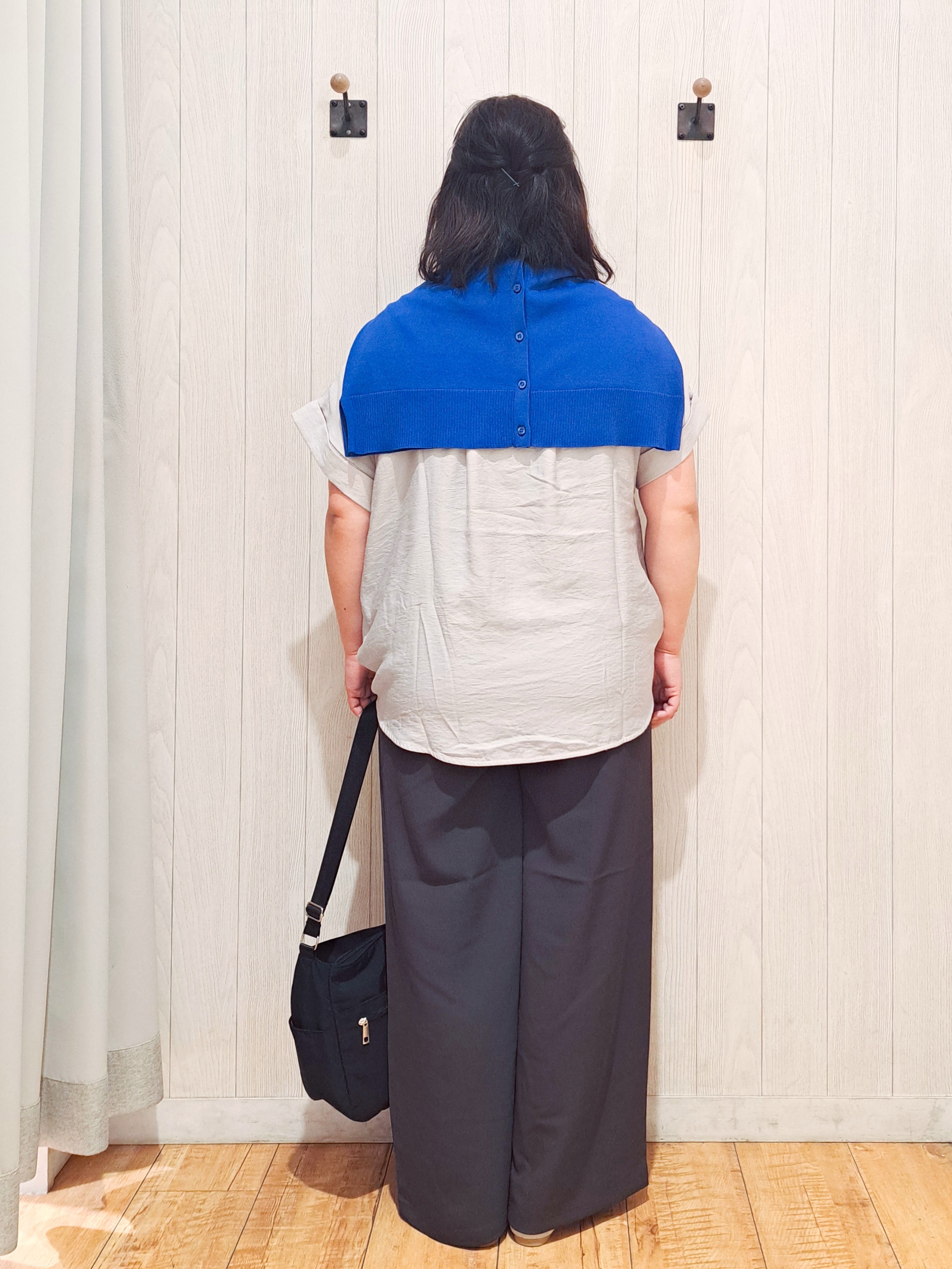 kotomiさんの「SHOO･LA･RUE｜【洗濯機可/ひんやり/UV】さらっとしたタッチが心地よい ショート丈 Vネックカーディガン」を使ったコーディネート