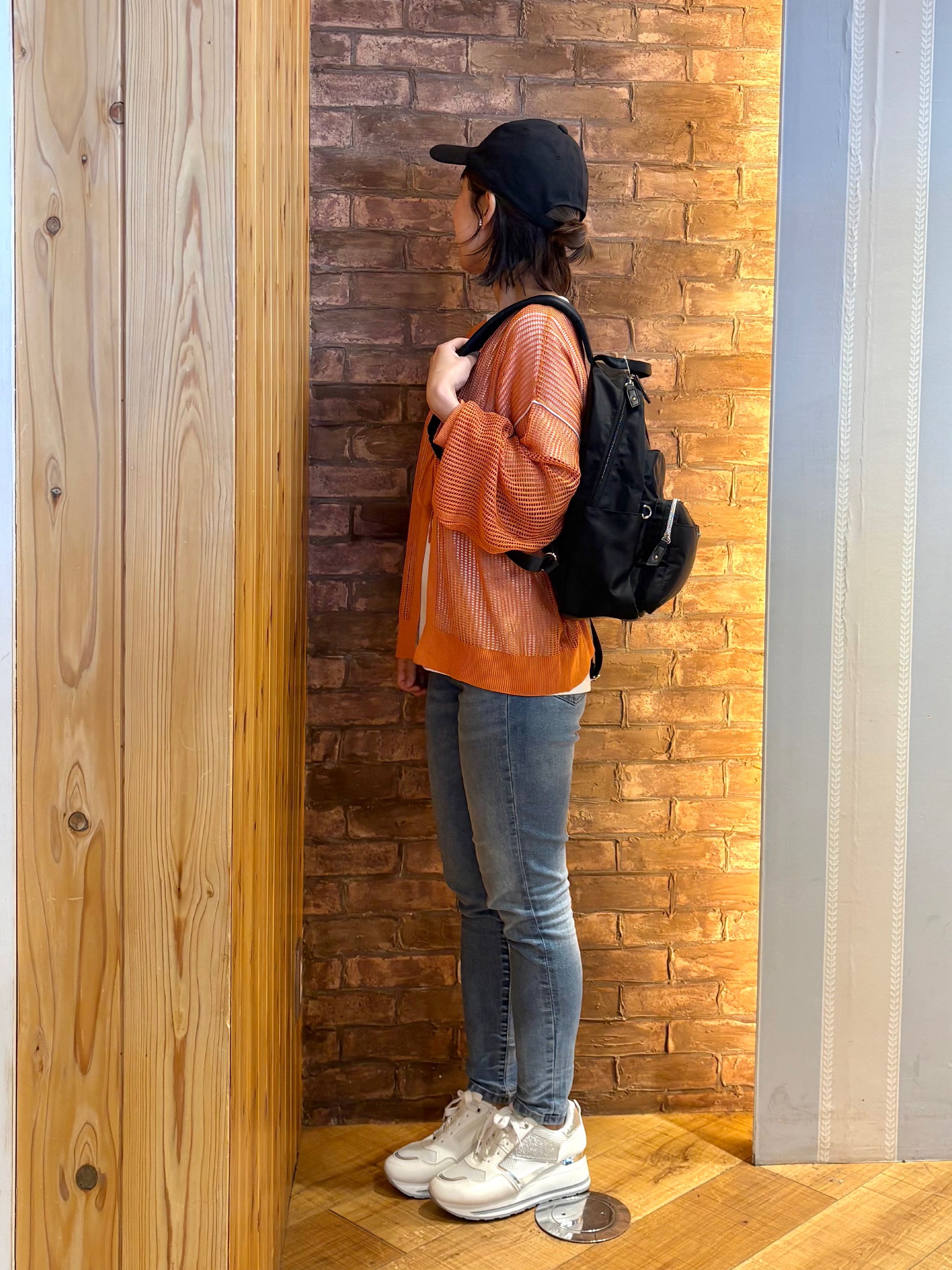mieさんの「SHOO･LA･RUE｜【2点セット/洗濯機可/S-LL】時短でこなれ見え カーデにもなる2WAYメッシュニット+半袖ロゴT」を使ったコーディネート