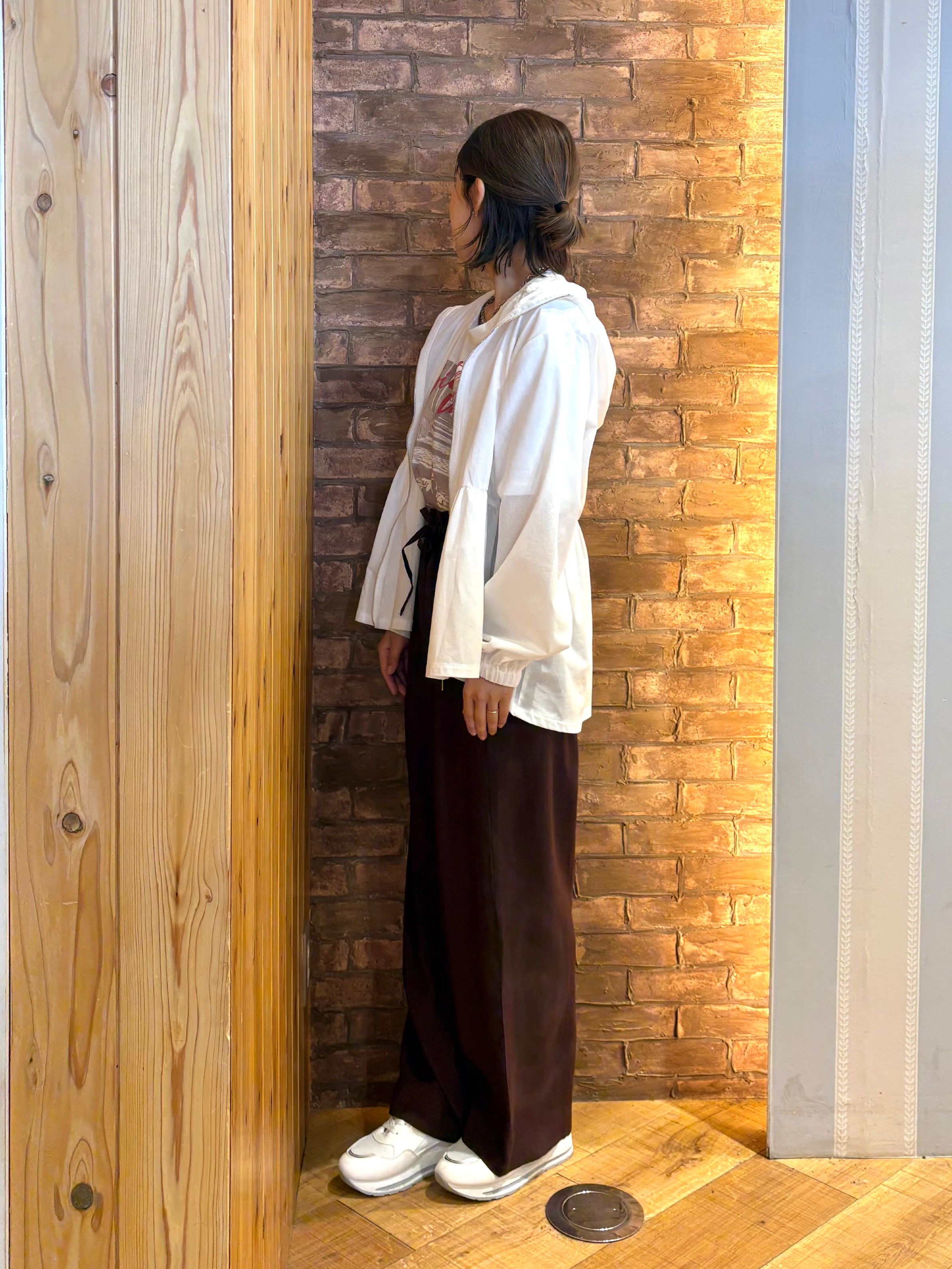 mieさんの「SHOO･LA･RUE｜【ひんやり/S-LL/体型カバー】ペプラムフリルとゴールドパーツが女性らしい UVパーカ」を使ったコーディネート