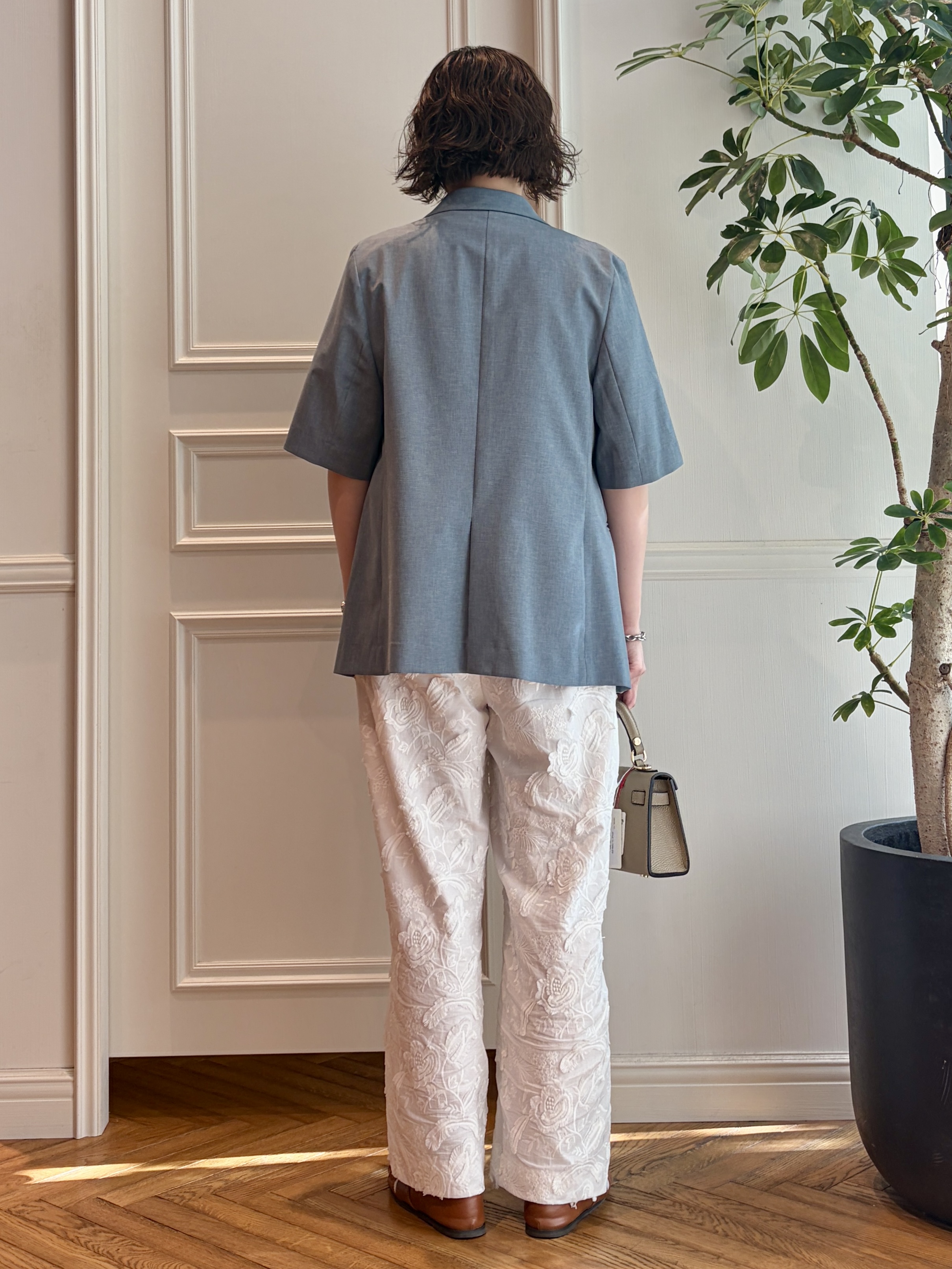 nakaoさんの「DRESSTERIOR｜【ウォッシャブル/ウエストゴム】コットンエンブロイダリー イージーパンツ」を使ったコーディネート