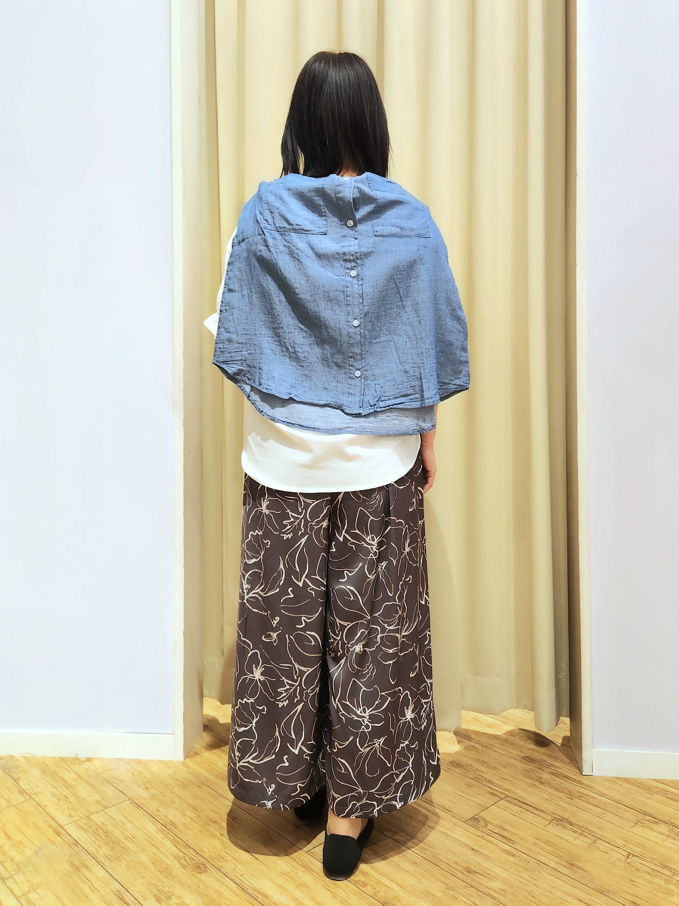 くまさんの「SHOO･LA･RUE｜【綿100%/UV/S-LL/体型カバー】優しく透ける 柔らかシアーデニムシャツ」を使ったコーディネート