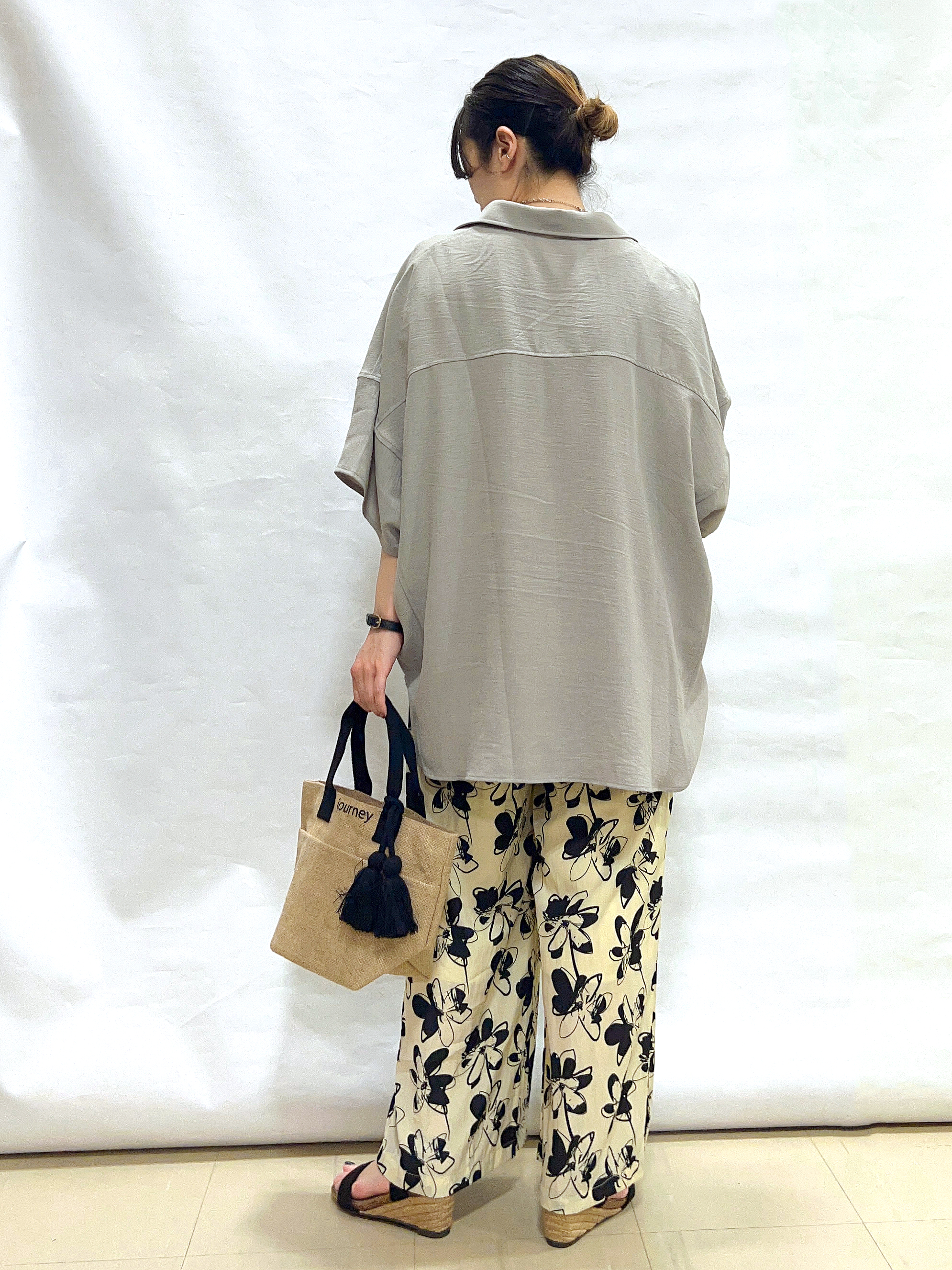 まっつんさんの「SHOO･LA･RUE｜【高レビュー/洗濯後しわになりにくい/体型カバー】きちんとゆるっと 大人の抜け感 ポンチョ風カラーシ」を使ったコーディネート