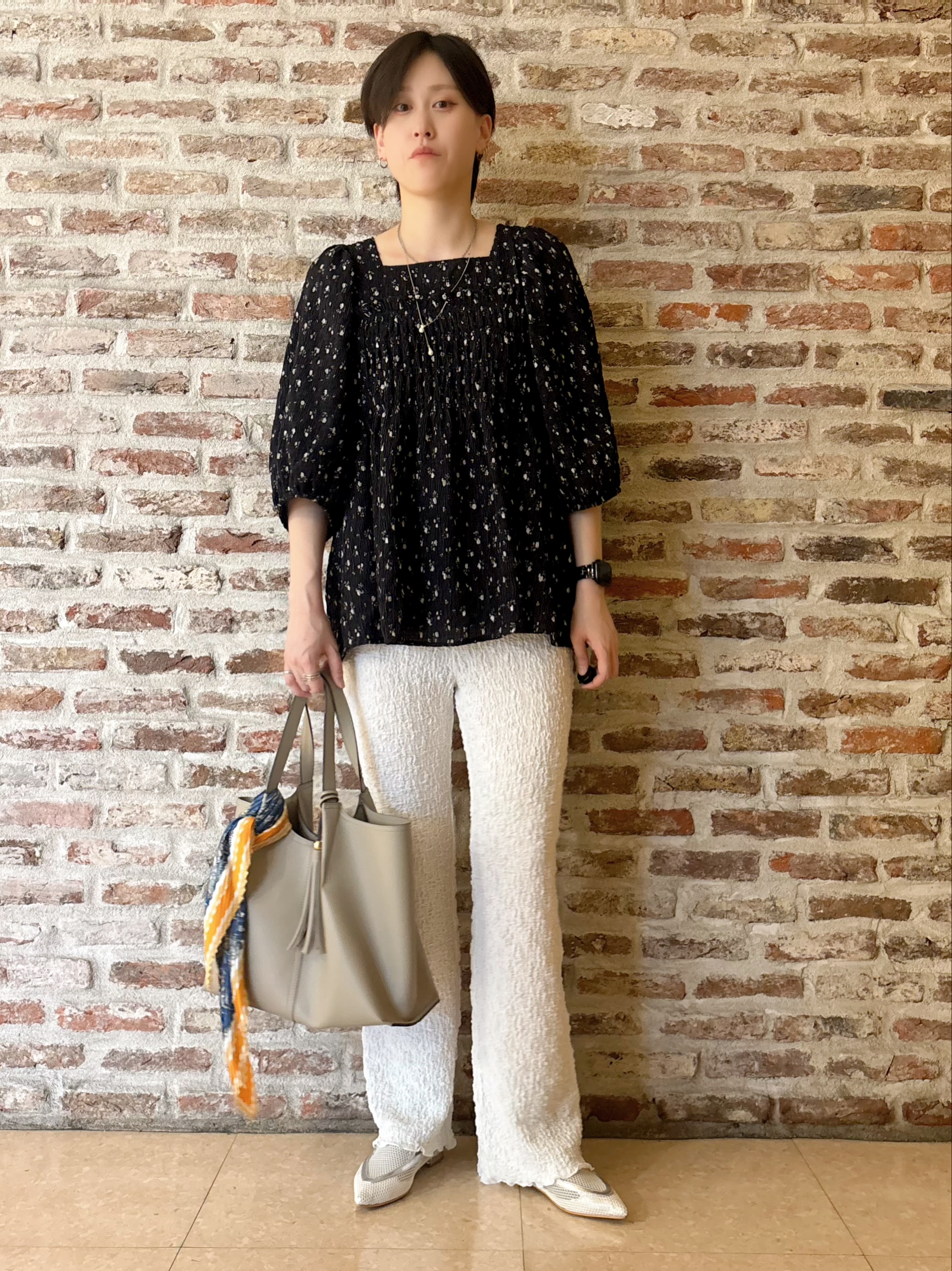 しばさんの「THE SHOP TK｜大人のフェミニンスタイルに 花柄楊柳シャーリングブラウス」を使ったコーディネート