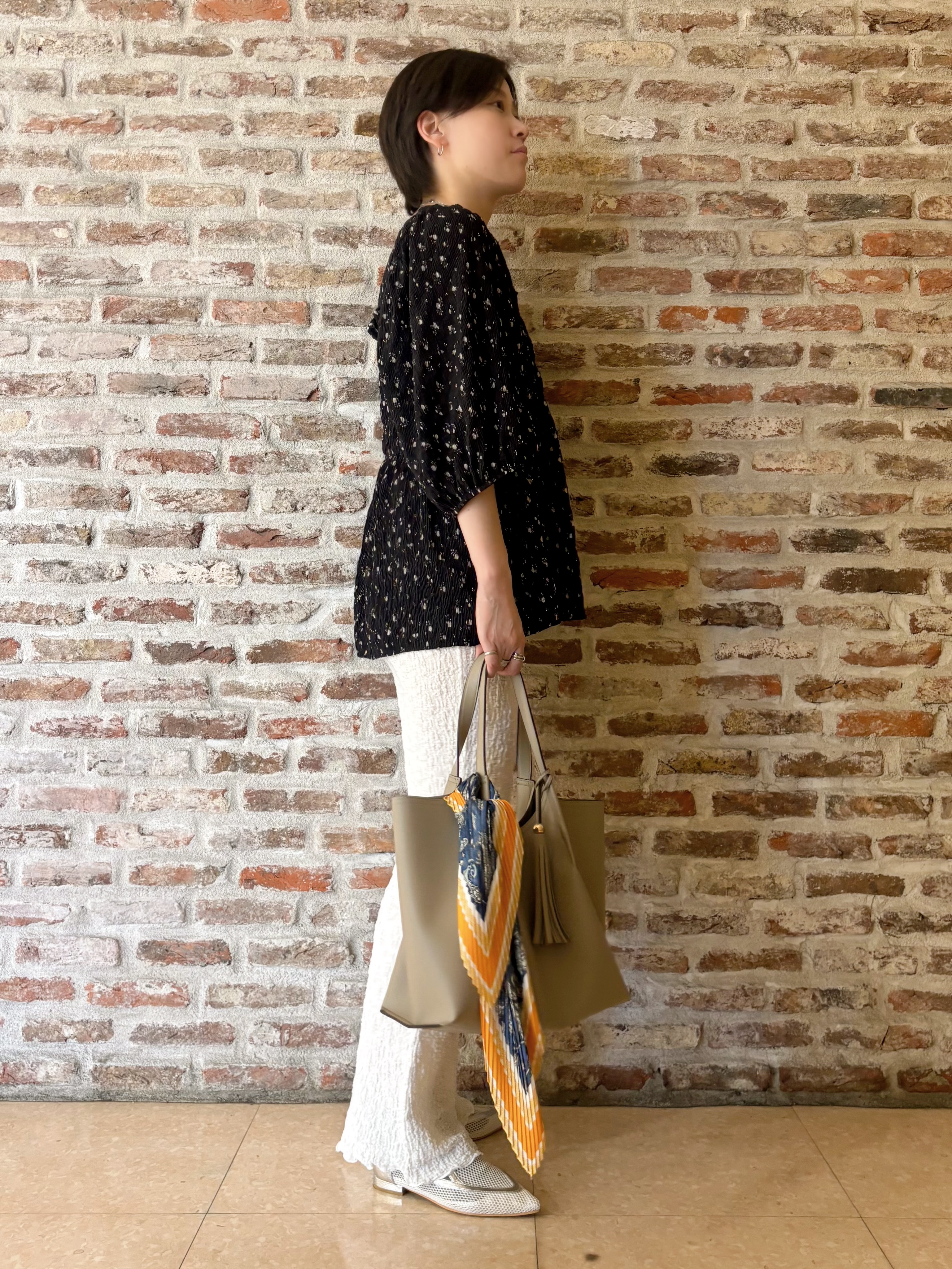 しばさんの「THE SHOP TK｜大人のフェミニンスタイルに 花柄楊柳シャーリングブラウス」を使ったコーディネート