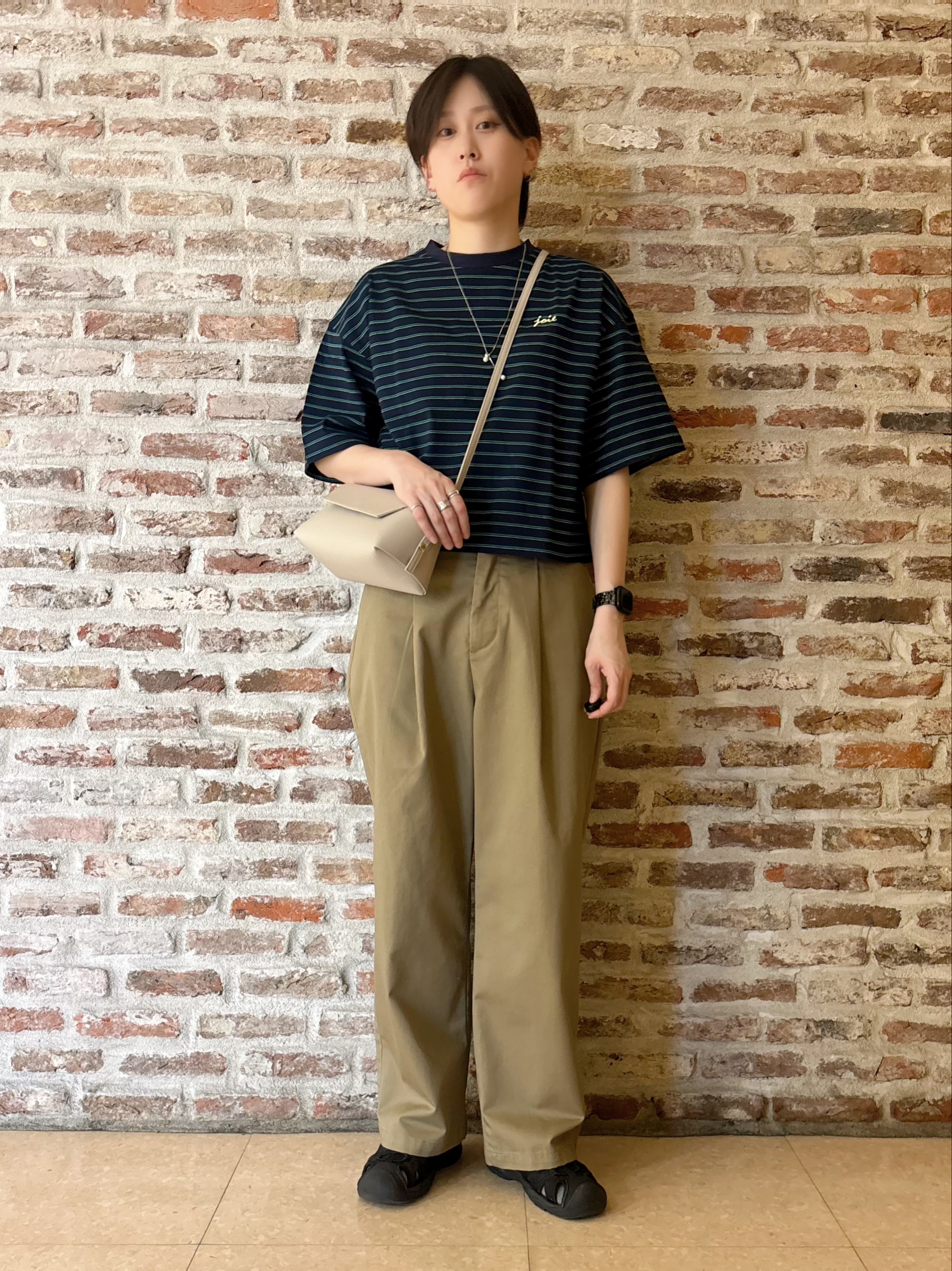 しばさんの「THE SHOP TK｜ワンポイント刺繍マルチボーダーTee」を使ったコーディネート
