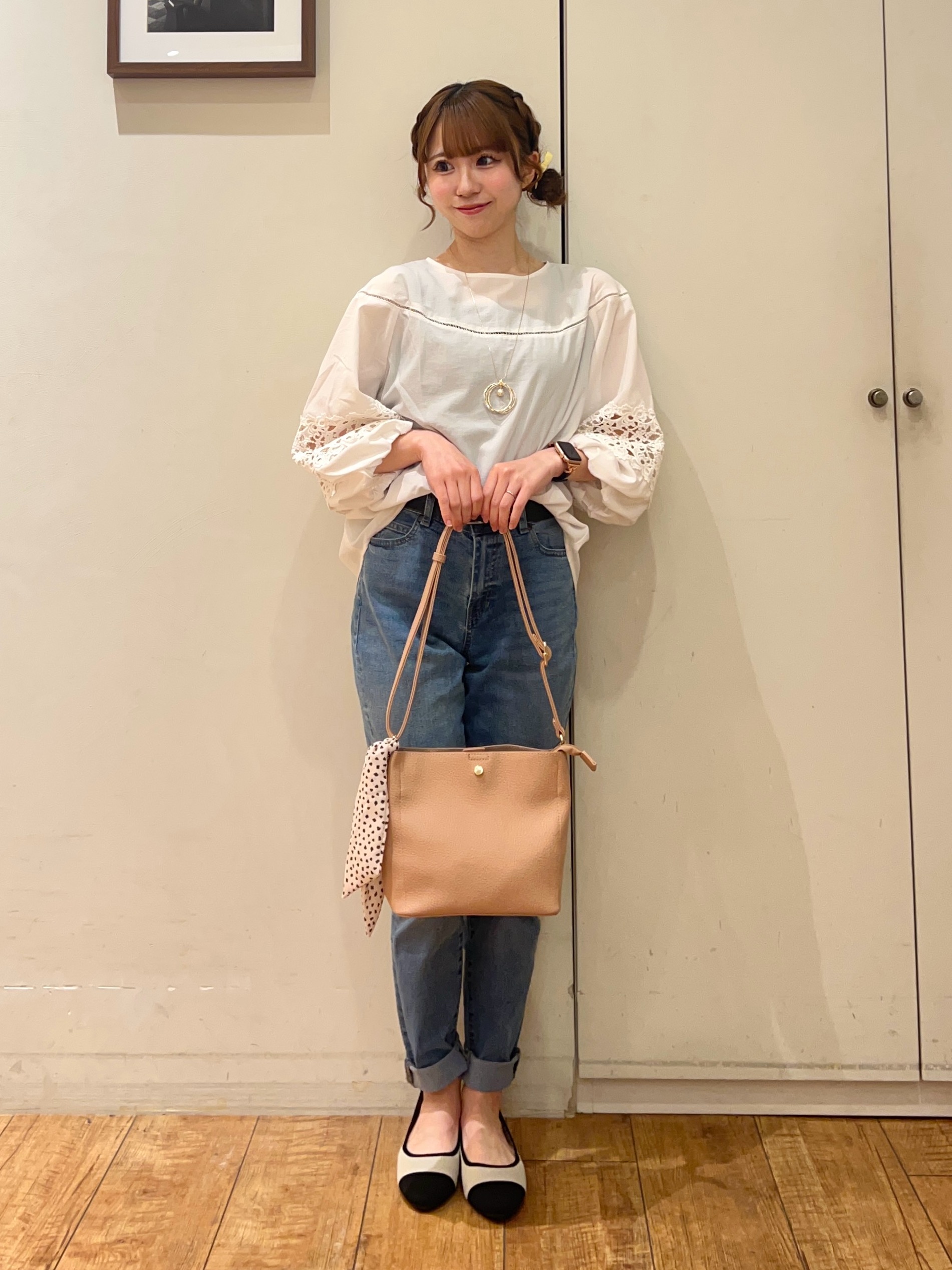 AIRIさんの「SHOO･LA･RUE｜【洗濯機可/7分袖】インせず着られる 透かし編み柄が上品な レース切替シャツ」を使ったコーディネート