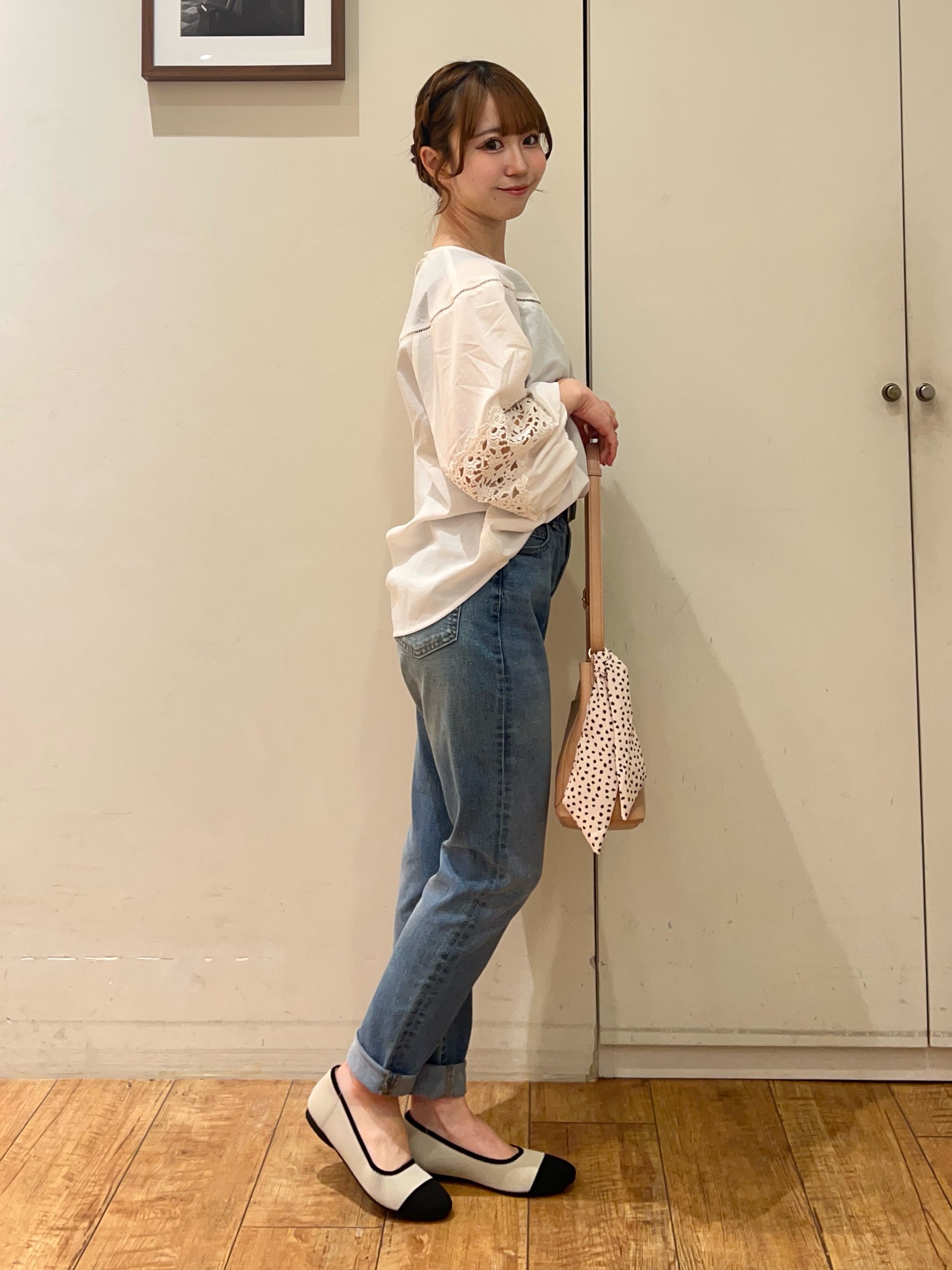 AIRIさんの「SHOO･LA･RUE｜【洗濯機可/7分袖】インせず着られる 透かし編み柄が上品な レース切替シャツ」を使ったコーディネート