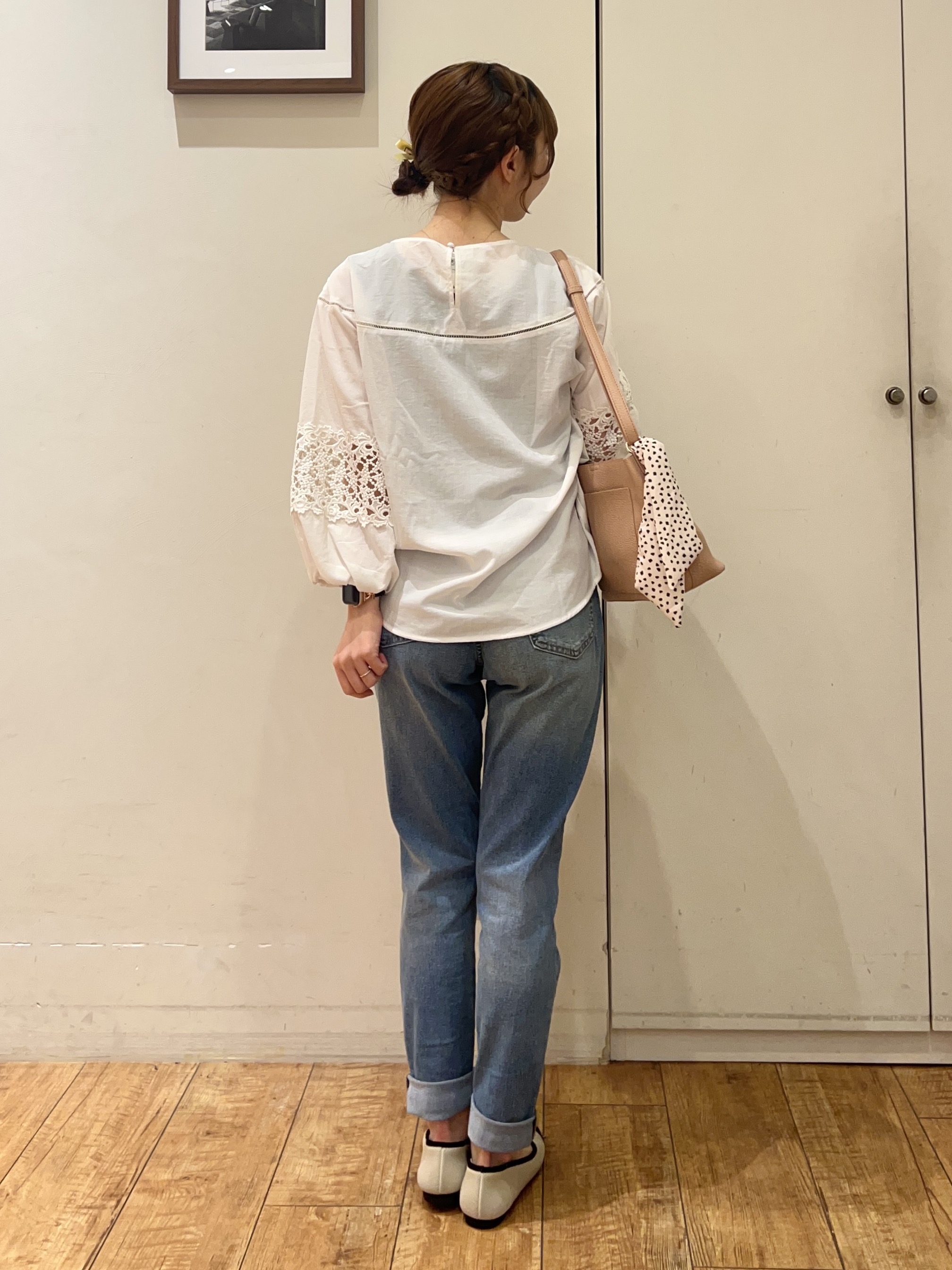 AIRIさんの「SHOO･LA･RUE｜【洗濯機可/7分袖】インせず着られる 透かし編み柄が上品な レース切替シャツ」を使ったコーディネート