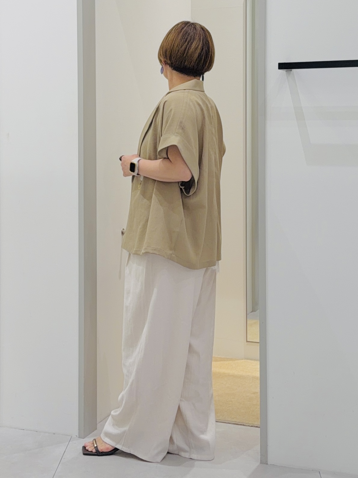 タナさんの「THE SHOP TK｜【夏の通勤スタイルに】涼やかな着心地 麻調ダブルブレストジャケット」を使ったコーディネート