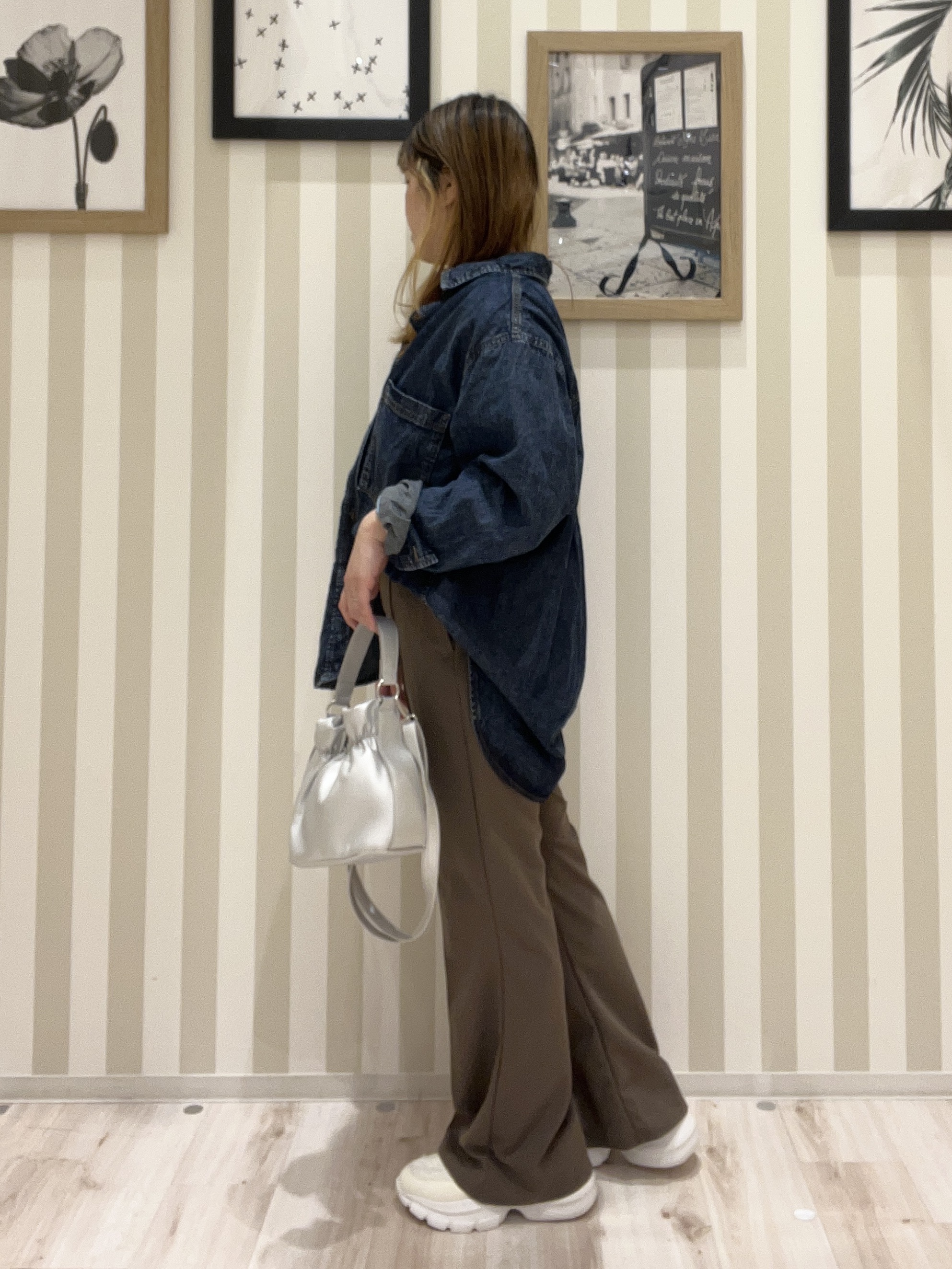 mさんの「SHOO･LA･RUE｜【洗濯機可/体型カバー】こなれ感をプラスする ライトオンスデニムシャツ」を使ったコーディネート