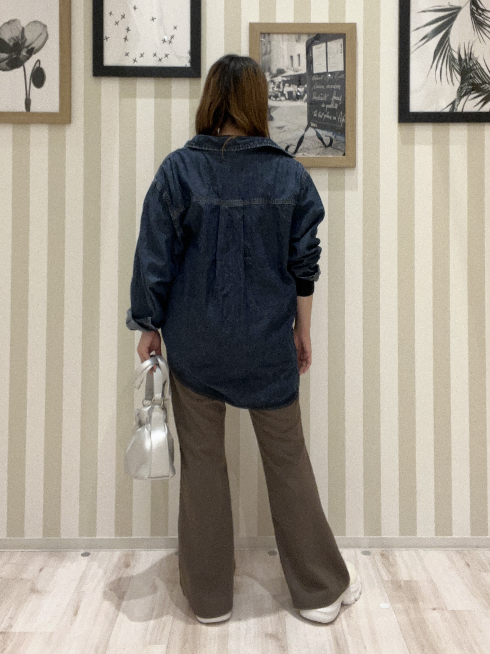 mさんの「SHOO･LA･RUE｜【洗濯機可/体型カバー】こなれ感をプラスする ライトオンスデニムシャツ」を使ったコーディネート