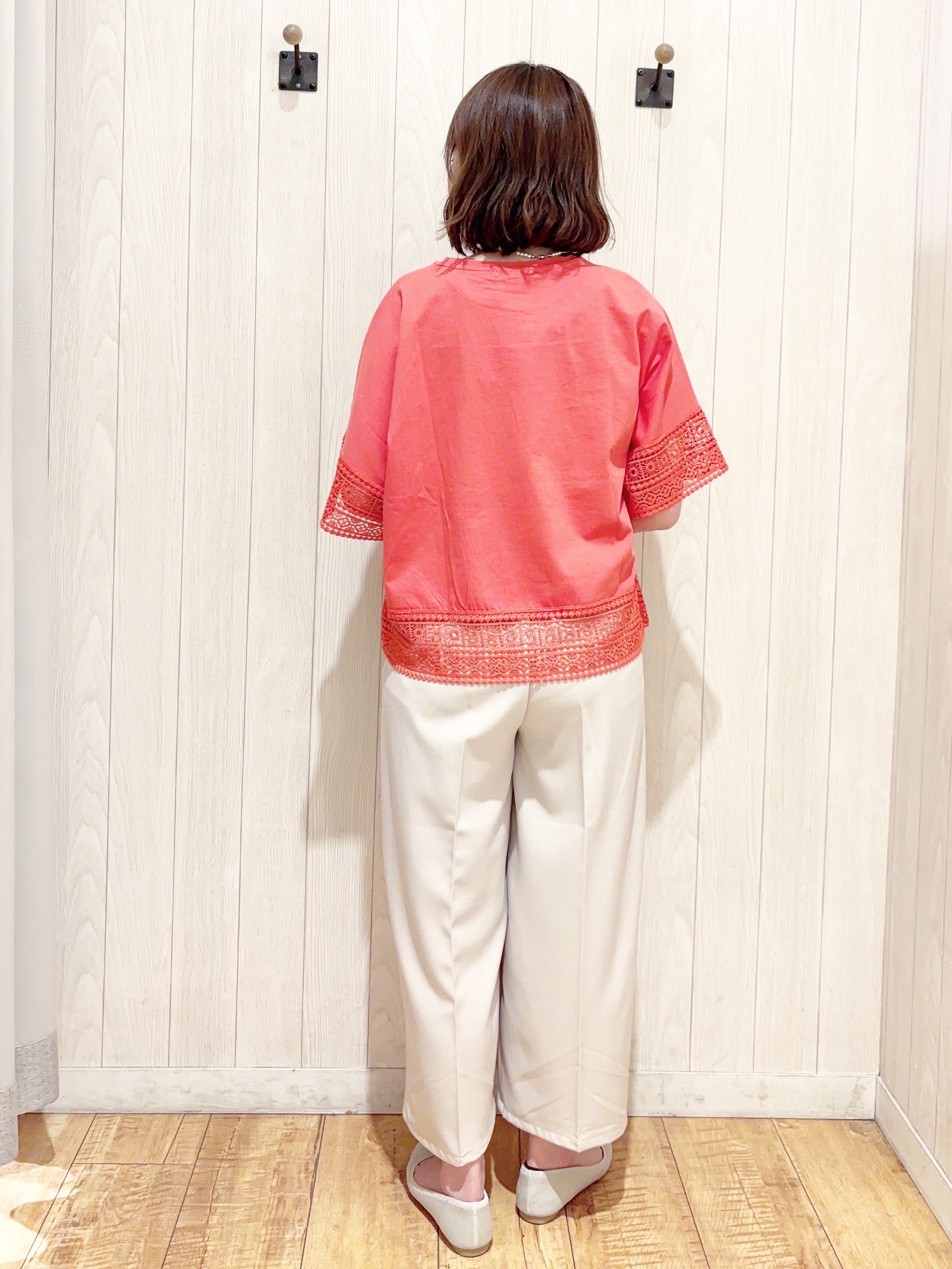 あいこさんの「SHOO･LA･RUE｜【洗濯機可/ひんやり/体型カバー/S-LL】レース使いがポイント デザインTシャツ」を使ったコーディネート