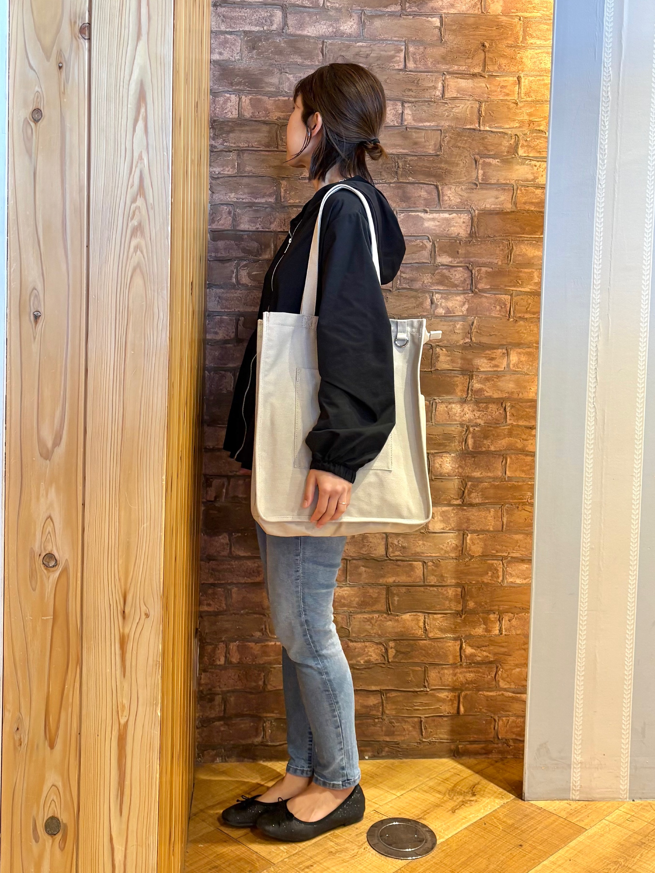 mieさんの「SHOO･LA･RUE｜【ひんやり/S-LL/体型カバー】ペプラムフリルとゴールドパーツが女性らしい UVパーカ」を使ったコーディネート