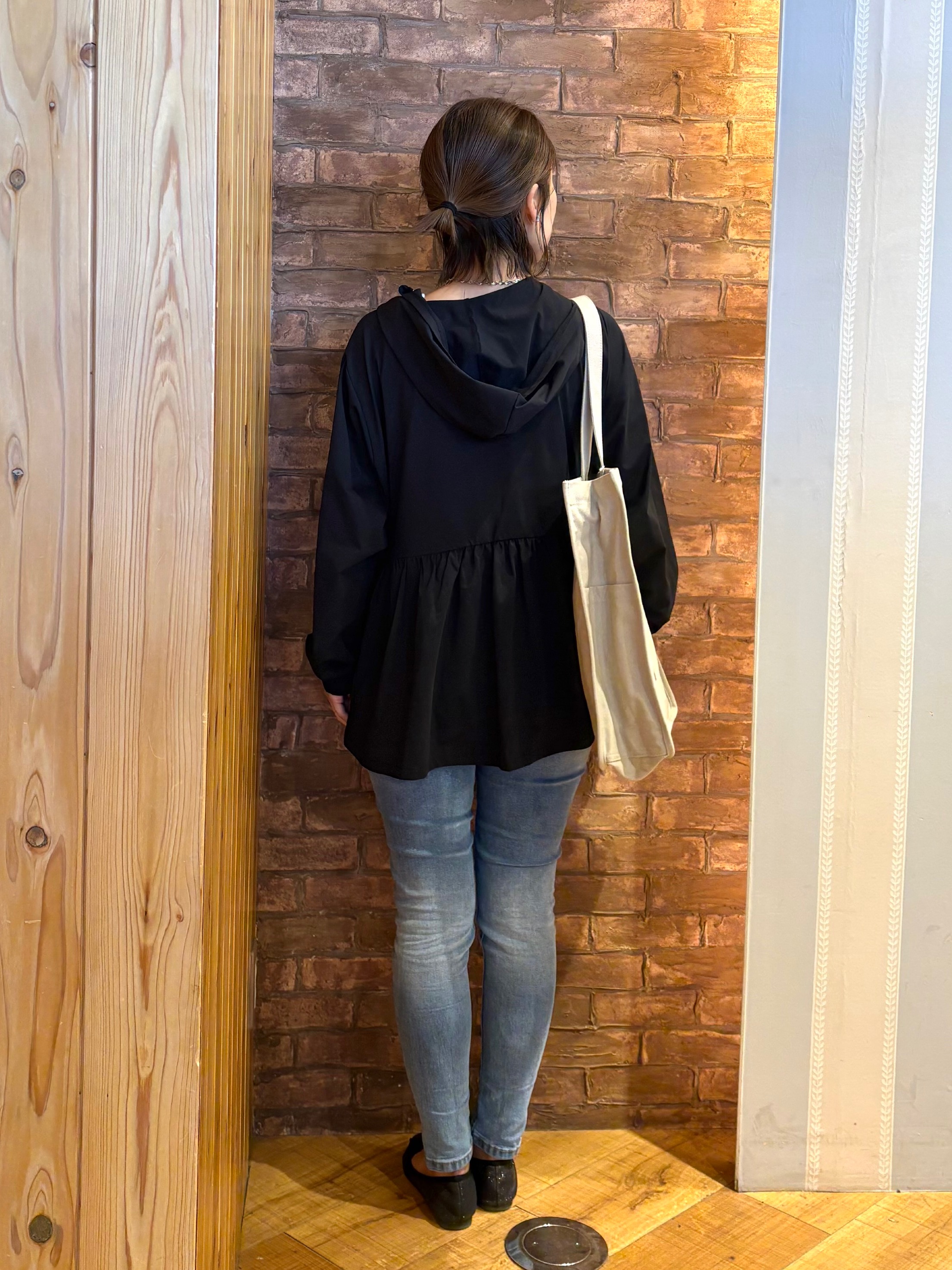 mieさんの「SHOO･LA･RUE｜【ひんやり/S-LL/体型カバー】ペプラムフリルとゴールドパーツが女性らしい UVパーカ」を使ったコーディネート