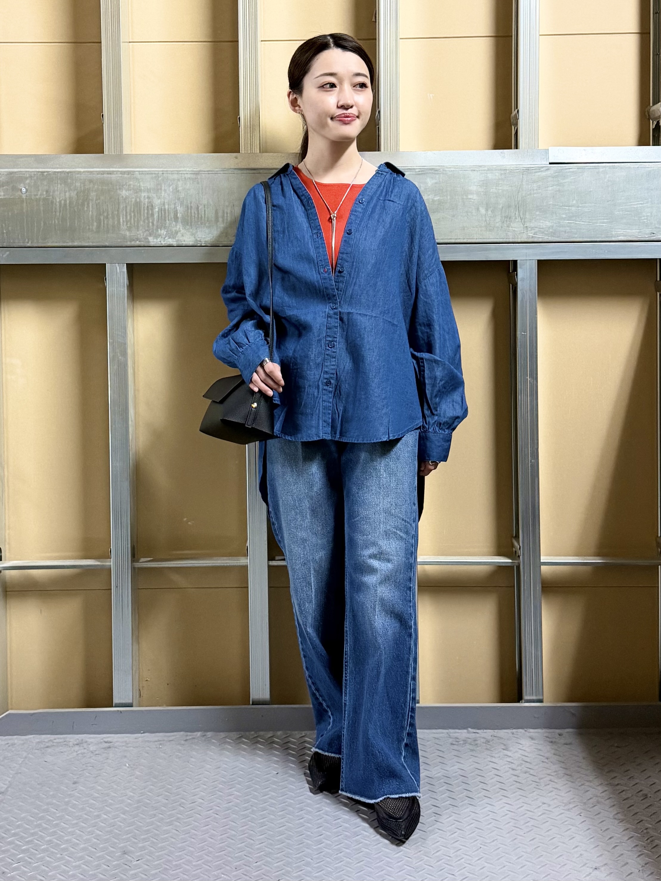 sahoさんの「THE SHOP TK｜【後ろ姿もサマになる】バックシャーリングシャツ」を使ったコーディネート