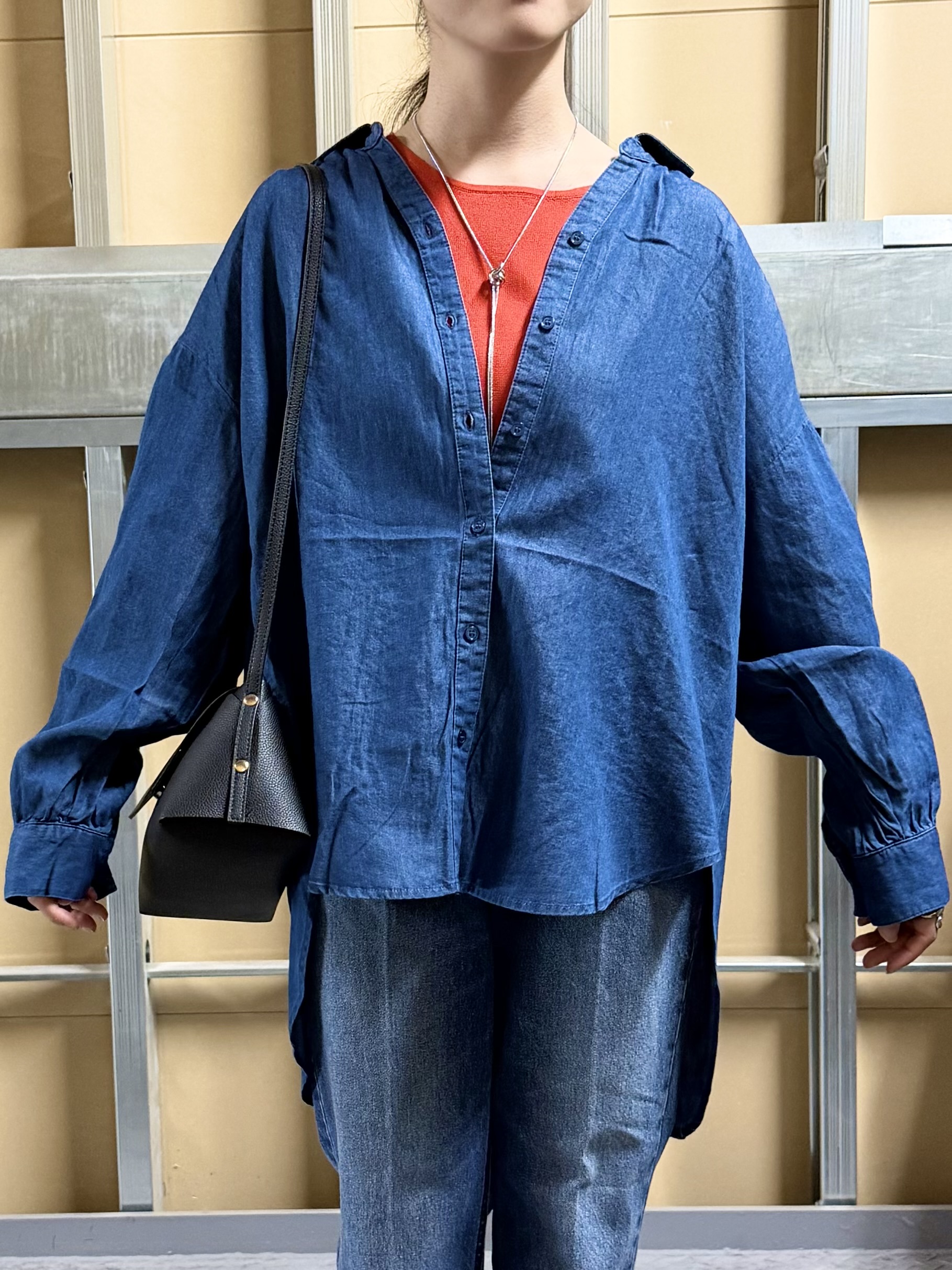 sahoさんの「THE SHOP TK｜【後ろ姿もサマになる】バックシャーリングシャツ」を使ったコーディネート
