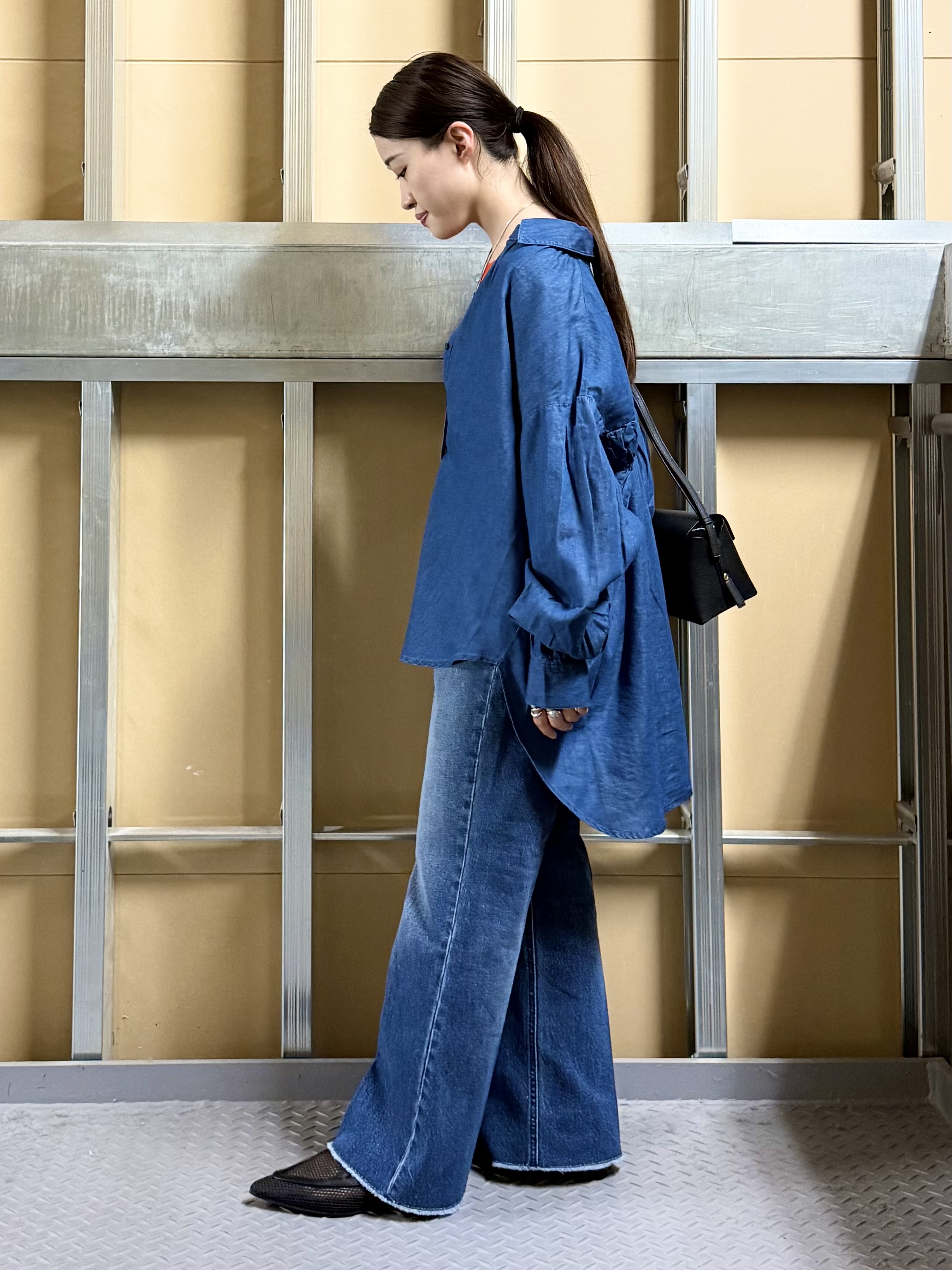 sahoさんの「THE SHOP TK｜【後ろ姿もサマになる】バックシャーリングシャツ」を使ったコーディネート