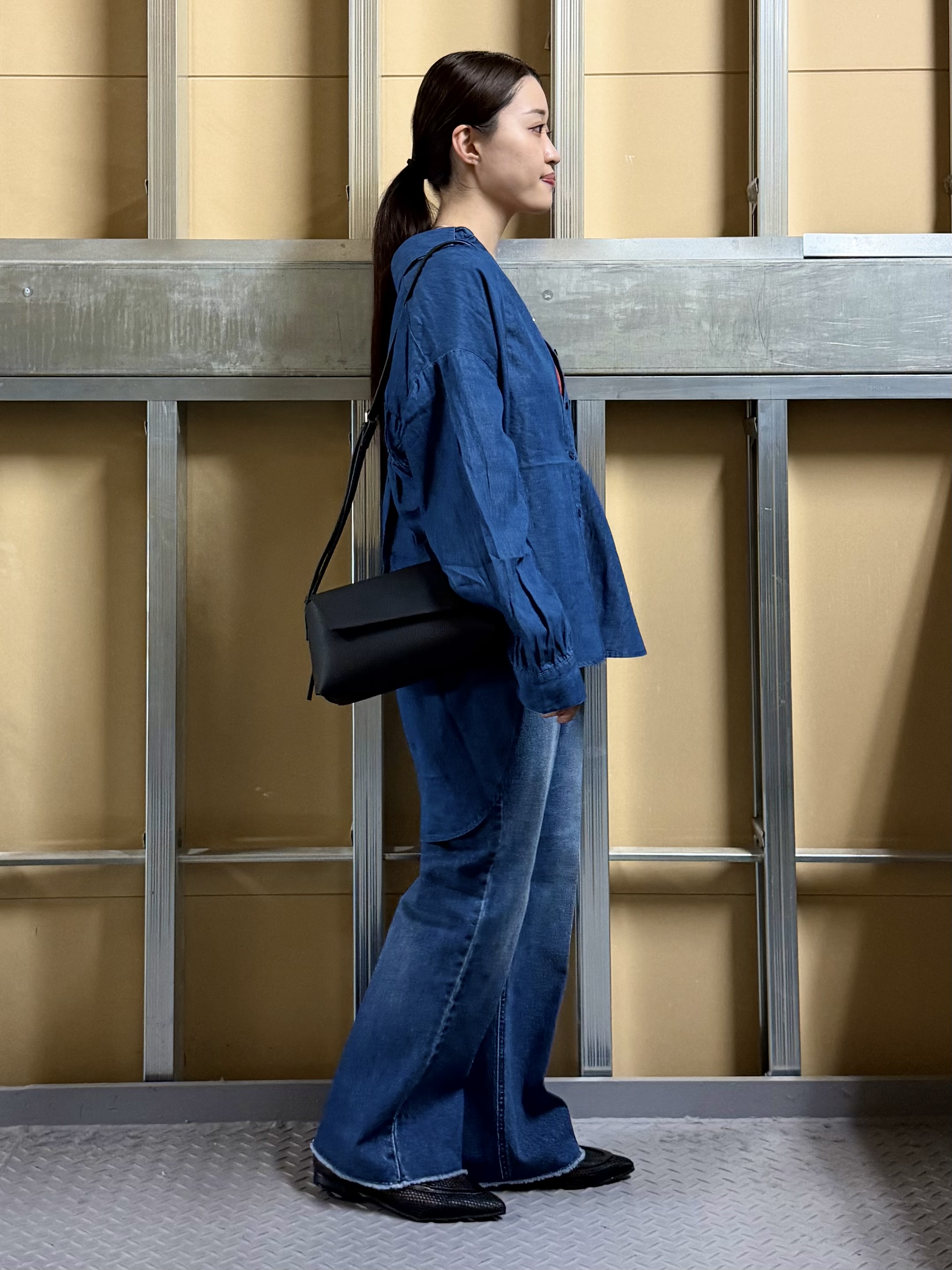 sahoさんの「THE SHOP TK｜【後ろ姿もサマになる】バックシャーリングシャツ」を使ったコーディネート