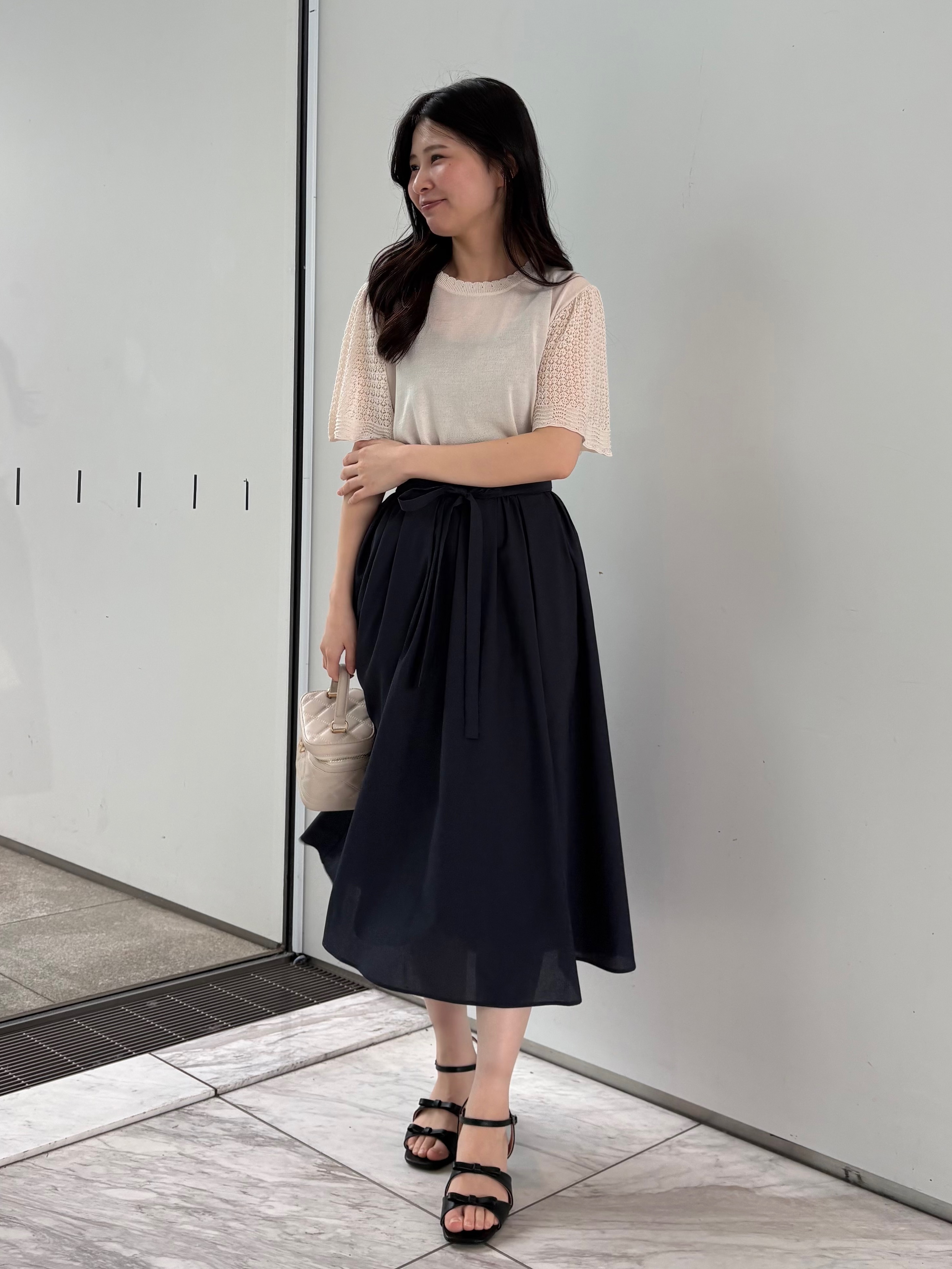 AOIさんの「Couture brooch｜【アンサンブル可・UVカット・アンチピリング】透かしフレアー袖ニット」を使ったコーディネート