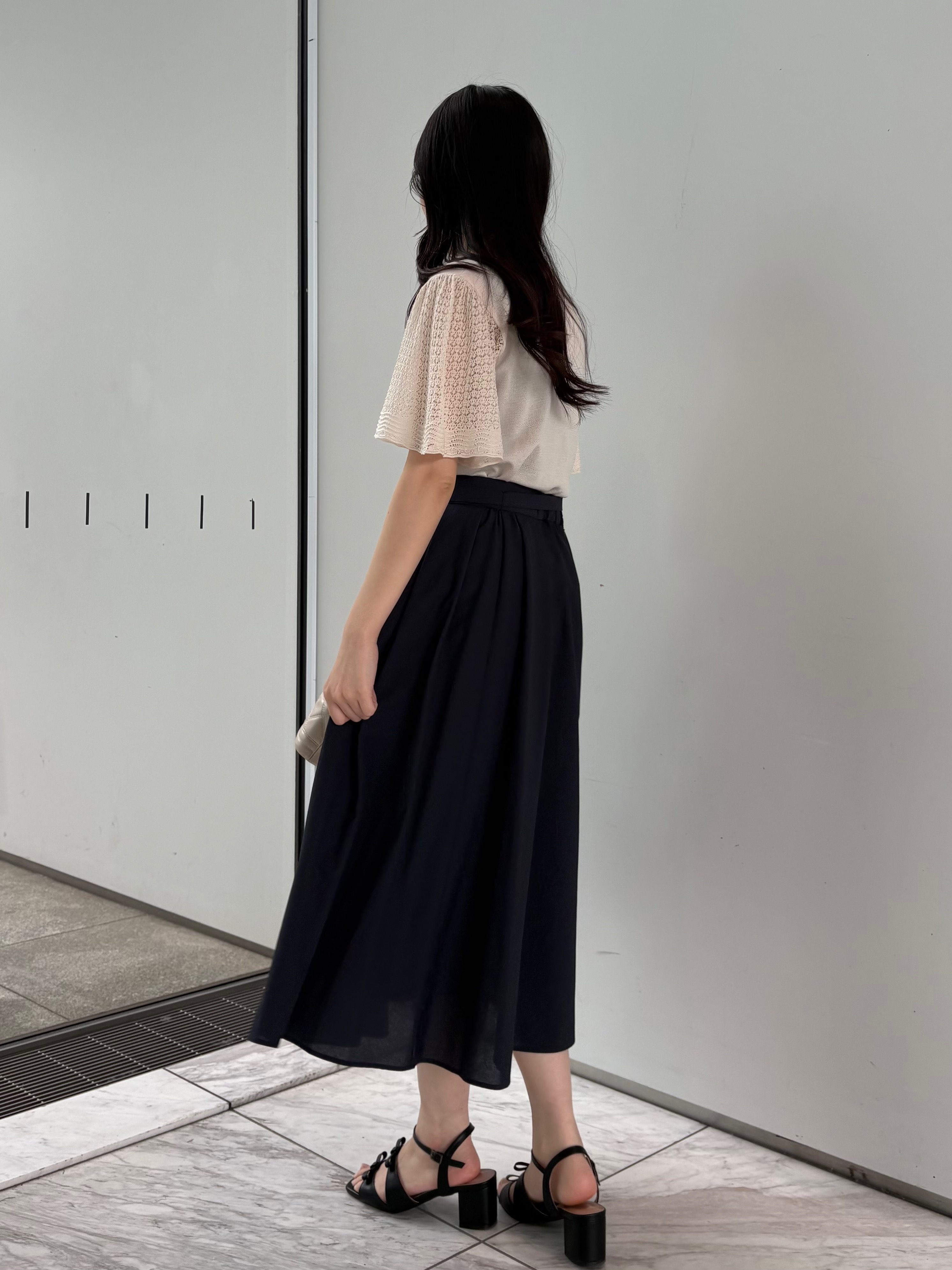 AOIさんの「Couture brooch｜【アンサンブル可・UVカット・アンチピリング】透かしフレアー袖ニット」を使ったコーディネート