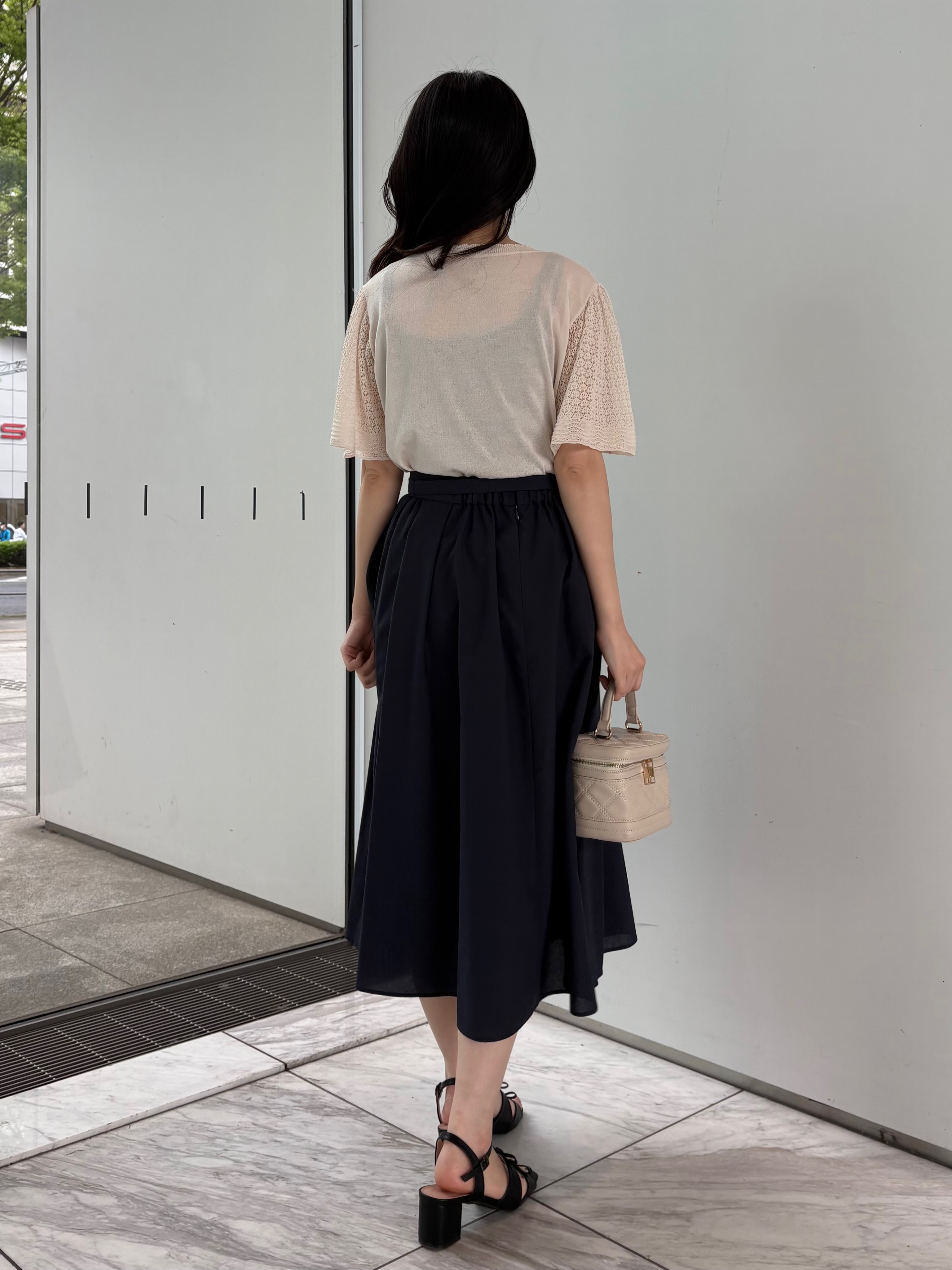 AOIさんの「Couture brooch｜【アンサンブル可・UVカット・アンチピリング】透かしフレアー袖ニット」を使ったコーディネート