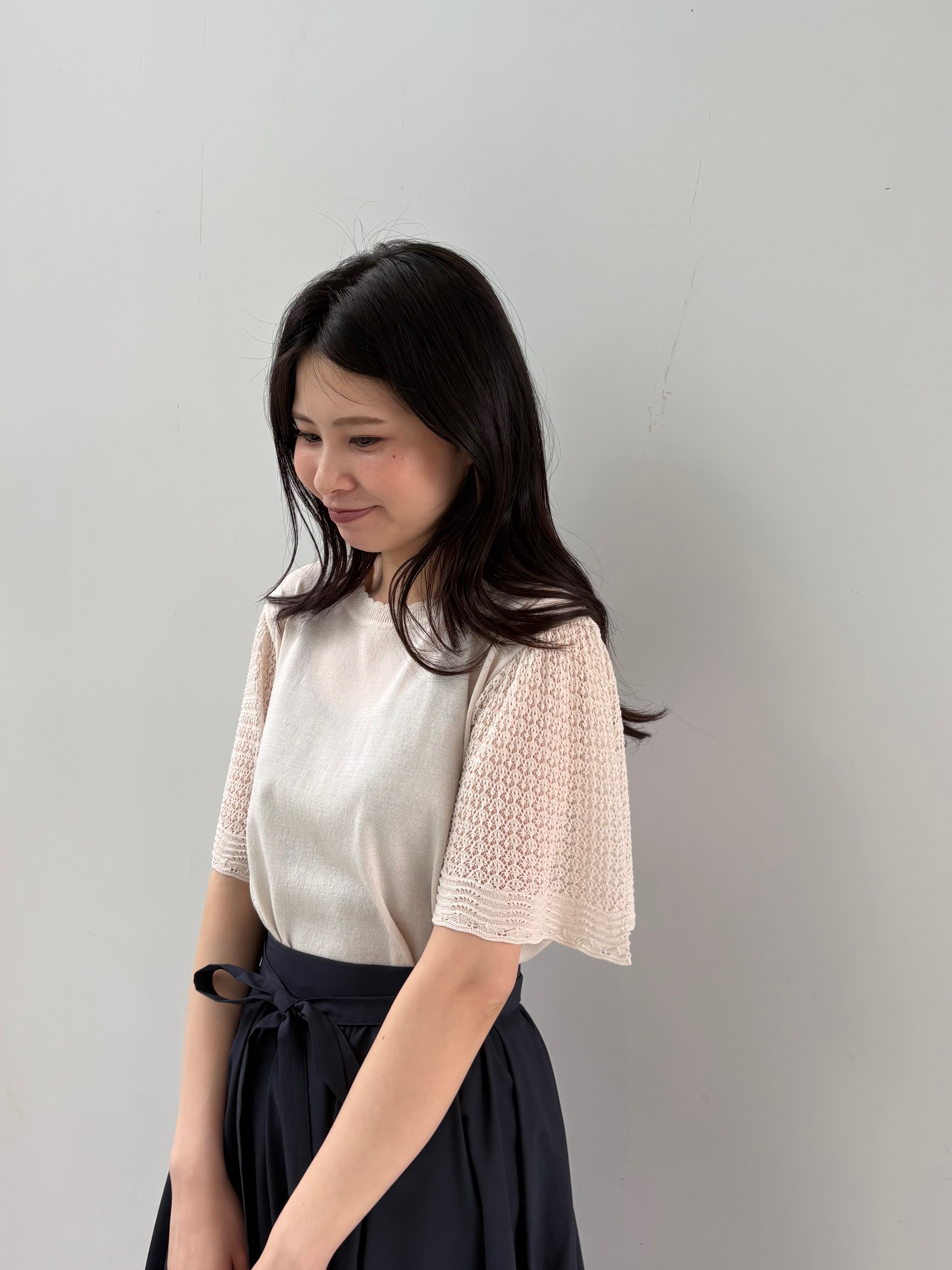 AOIさんの「Couture brooch｜【アンサンブル可・UVカット・アンチピリング】透かしフレアー袖ニット」を使ったコーディネート
