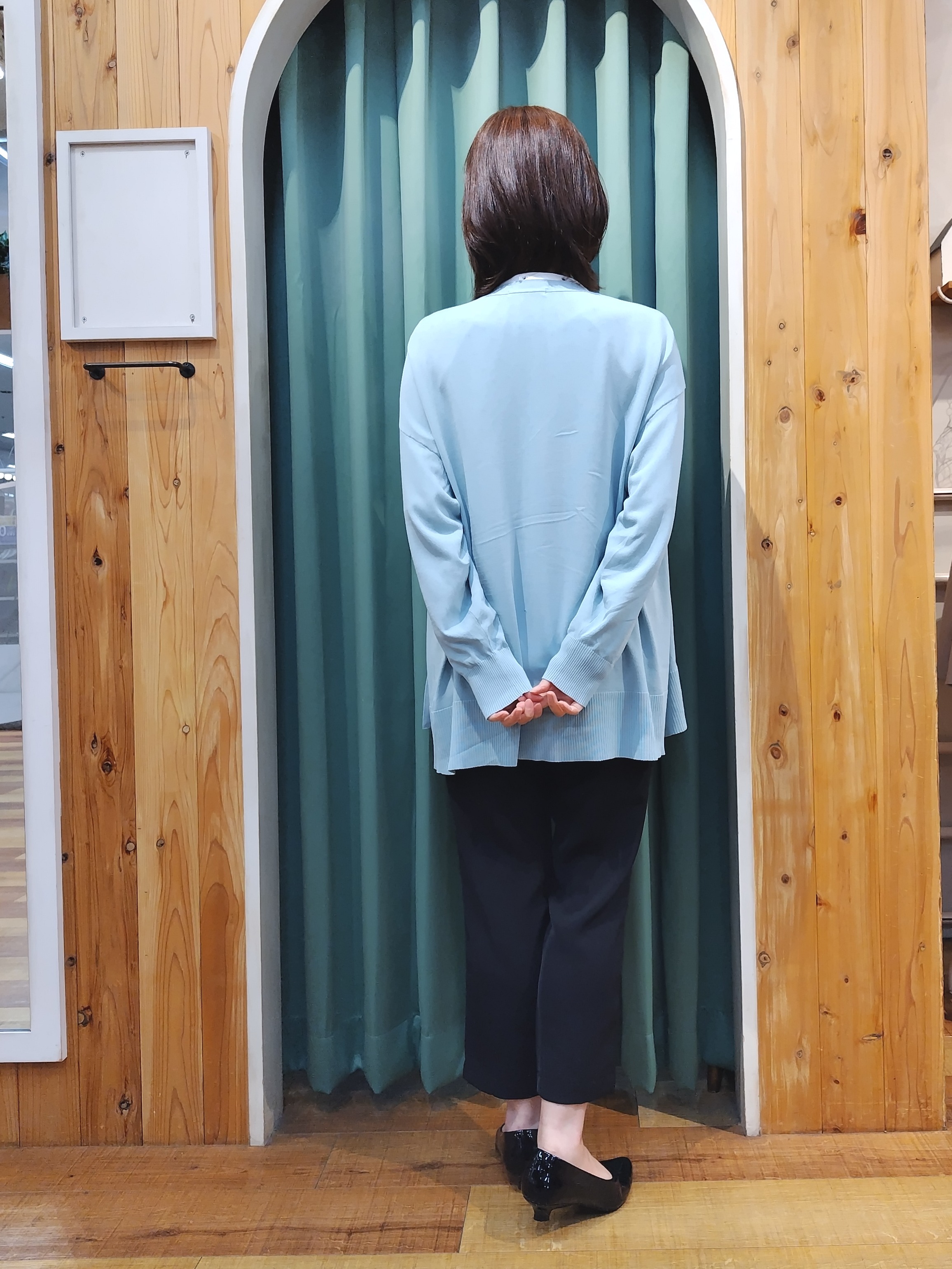 ショーコラさんの「SHOO･LA･RUE｜【洗濯機可/ひんやり/UV】さらっとしたタッチが心地よい ミドルカーディガン」を使ったコーディネート