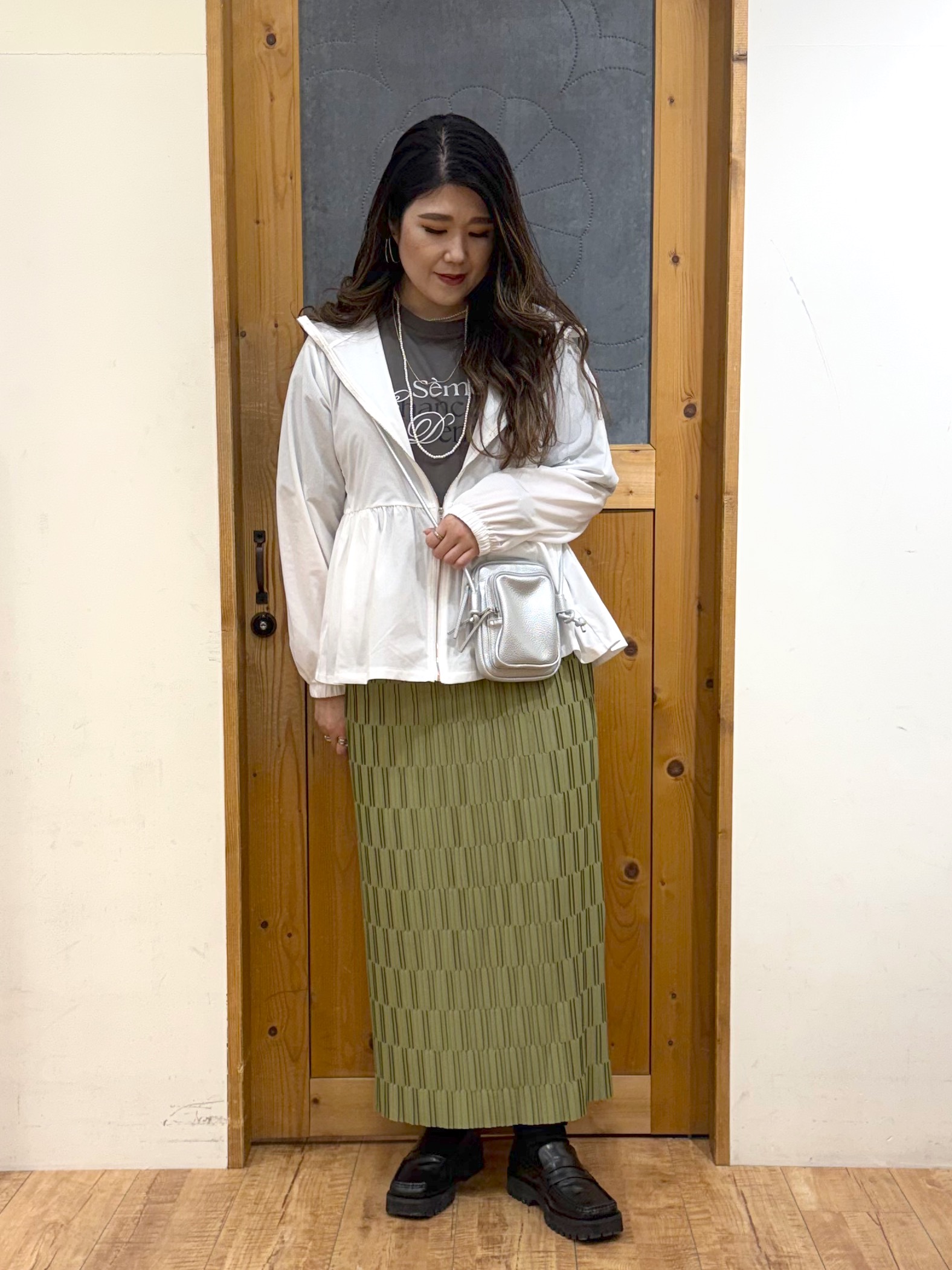 Ayana.さんの「SHOO･LA･RUE｜【ひんやり/S-LL/体型カバー】ペプラムフリルとゴールドパーツが女性らしい UVパーカ」を使ったコーディネート