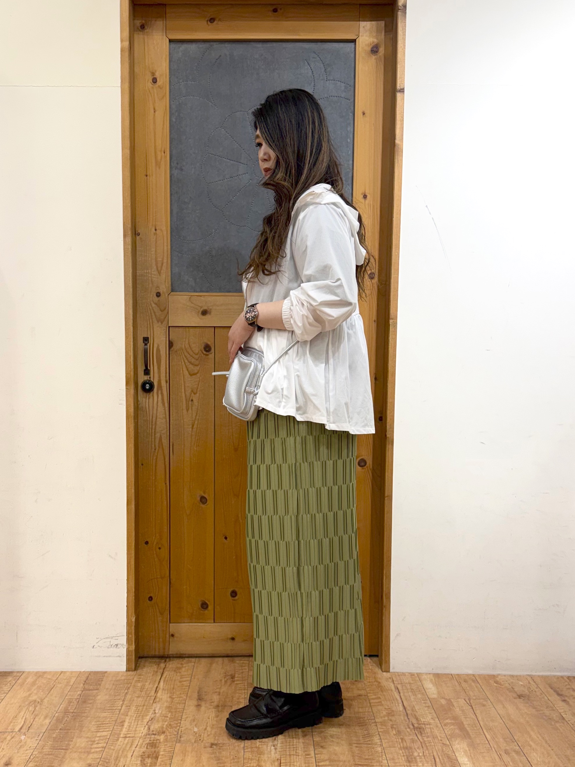 Ayana.さんの「SHOO･LA･RUE｜【ひんやり/S-LL/体型カバー】ペプラムフリルとゴールドパーツが女性らしい UVパーカ」を使ったコーディネート